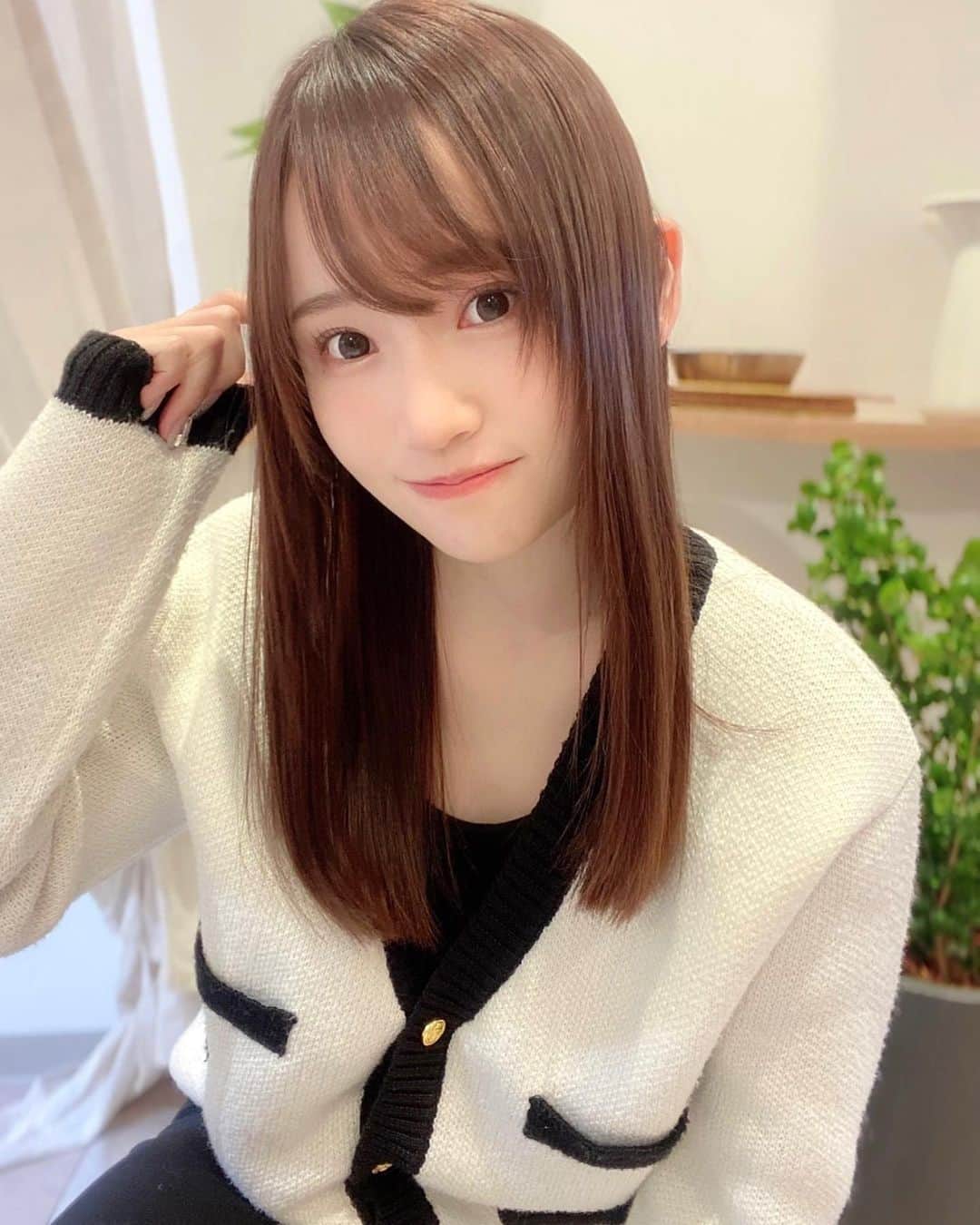 ぷーちゃんのインスタグラム：「🐶🍯  これぞモテシャンプーっていうの発見した💞  シャンプートリートメントした次の日、ふと自分からいい匂いするぐらい長時間いい匂いが続く☺️💓  すれ違った時にシャンプーの香りする憧れのやつができる🙌笑  自然と香るから 香水苦手な人とか、職場や学校でも めっちゃ良さそう🤍  「Daleaf × Qoo10アンバサダー」のコラボボックスの ローズエディションやでぃ🌹🧖‍♀️  香りのいいやつってパサついたりするけど、 これはドライヤー後もしっとり潤う🥹🪄🫧  高濃度のタンパク質をたっぷり含んでるから、お家でサロンレベルのケアができるって良すぎる🤍  たしかにうるうるツヤツヤなった🥰  トリートメントとウォータートリートメント アウトバストリートメントもセットに入ってた🎁  豪華✨️✨️  このセットがメガ割中のQoo10 Live Shoppingにて 9月6日(水) 20時からDaleaf Brand LiveShoppingで特別価格で販売するみたい🪄︎︎  先着特典や抽選イベントもあるみたいで お得にお買い物ができるらしい🥹🙌  気になったらぜひ9/6チェックしてみてね໒꒱‪  #アンバサダーdaleafコラボ #メガ割 #Qoo10 #Daleaf #PR」