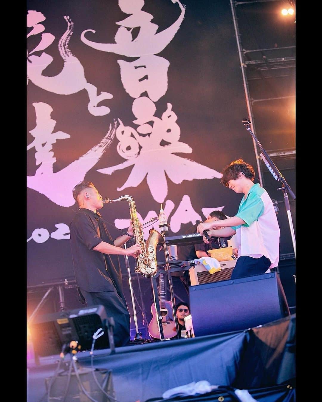 後関好宏のインスタグラム：「8月も終わってしまいました。 という事で夏の思い出まとめ。 sumika 『音楽と髭達』&『The MusiQuest』 ありがとう御座いました！！  そして真夏の炎天下の中、毎回かっこいい写真を撮ってくれていたのはカメラマンの📸👍 @sotarogoto さん。  #sumika」