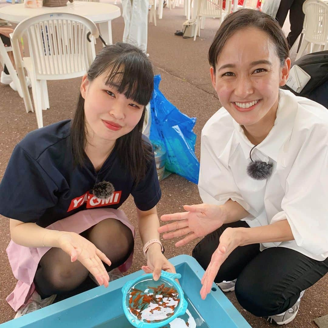 浦口史帆のインスタグラム：「夏が終わる〜🍉🌻 撮り溜めた写真の一部を載せます📸 (←絵日記の宿題みたい🤣)  夏の風物詩・金魚すくい🎆 金魚すくい名人の下里さんと🥳♥️ (私も3匹掬えました✌️わーい✌️) 弥富市役所の隣の建物(弥富まちなか交流館)には、 無料で入れる金魚専門水族館#ヤトミアクア があります！ いろ〜んな種類の金魚たち、涼やかで優美でした‥‥🥰💫 年間通して#金魚すくい も体験できるそうですよ🩵  #金魚のまち #弥富 #yatomiaqua #きんちゃん」