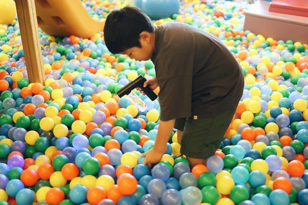 きなこのインスタグラム：「キドキドでお仕事体験してきたよ👦 夏休みの小学生向け特別企画♩  受付でお客さんをお迎えしたり、掃除をしたり、イベント進行のお手伝いをしたり、キドキドの裏側にも入れる2時間のお仕事体験でした😚  人前に立つなんて息子が一番苦手そうだなと思いつつ、新しい経験になってくれたらと参加したのですが、最初こそ「やりたくて来たわけじゃない😑」とやる気ゼロだったのに、どんどん楽しくなってきて、褒められて嬉しくて、やる気満々で楽しんでた♡  たくさんのお客さんの前に立って自己紹介したり、イベント案内の館内放送にも挑戦！本人も新たな扉が開いて自信になったみたい👏  一番楽しんでいたのはボールプールの中から割れたボールを見つけて取り出すお仕事。時間が終わってもずっとやり続けてた。これからも自主的にキドキドに通って割れたボール探しボランティアをしたいそうです😂✨  #キドキド #ボーネルンド #お仕事体験 #きなこのおでかけきろく #こどもとおでかけ #小学生 #小学生男子 #育児 #子育て #こどもと暮らす」