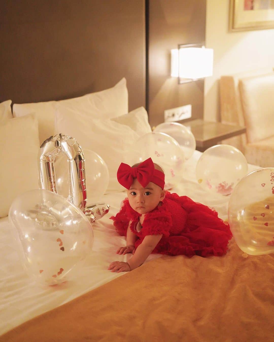 神田咲凛さんのインスタグラム写真 - (神田咲凛Instagram)「0歳11ヶ月🎂❤️  お蔵入りしてた赤いドレスが大活躍した🌹笑  カメラ向けると澄まし顔しがちだけど それはそれでお気に入りの写真たち📷🫶  . . . . . . . . . . . . . . . . . . . #0歳児 #0歳児ママ #ベビー服#赤ちゃん服#11ヶ月ベビー #赤ちゃんのいる生活 #赤ちゃんのいる暮らし #赤ちゃん連れ旅行 #誕生日#0歳最後#0歳児育児 #ママライフ#ママコーデ #ママファッション #ワンオペ#ワンオペ育児 #ホテルステイ#ホカンス#ホカンス東京#バースデー#バルーン装飾 #新米ママ #母娘コーデ #母娘#バースデーフォト #一眼レフ#一眼レフのある生活」9月1日 21時05分 - t12345vxq