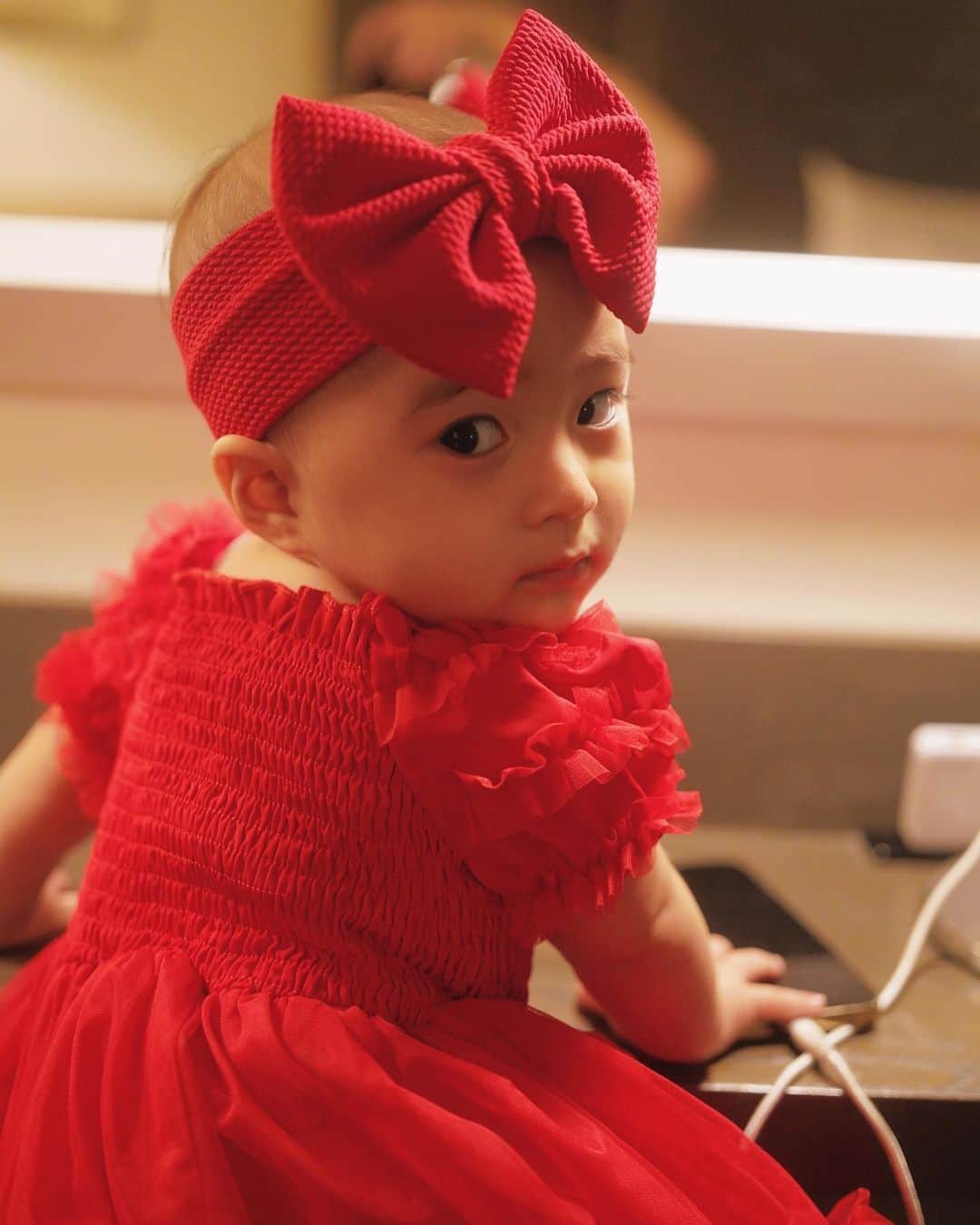 神田咲凛さんのインスタグラム写真 - (神田咲凛Instagram)「0歳11ヶ月🎂❤️  お蔵入りしてた赤いドレスが大活躍した🌹笑  カメラ向けると澄まし顔しがちだけど それはそれでお気に入りの写真たち📷🫶  . . . . . . . . . . . . . . . . . . . #0歳児 #0歳児ママ #ベビー服#赤ちゃん服#11ヶ月ベビー #赤ちゃんのいる生活 #赤ちゃんのいる暮らし #赤ちゃん連れ旅行 #誕生日#0歳最後#0歳児育児 #ママライフ#ママコーデ #ママファッション #ワンオペ#ワンオペ育児 #ホテルステイ#ホカンス#ホカンス東京#バースデー#バルーン装飾 #新米ママ #母娘コーデ #母娘#バースデーフォト #一眼レフ#一眼レフのある生活」9月1日 21時05分 - t12345vxq