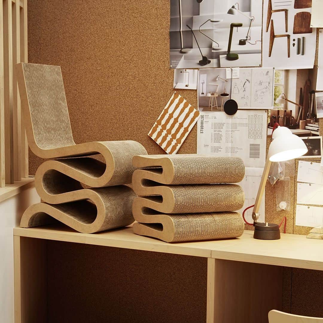 Vitra Japanさんのインスタグラム写真 - (Vitra JapanInstagram)「現代建築を代表する建築家のひとり、フランク・ゲーリーは1972年にデザインした家具のシリーズ「Easy Edge‘s／イージー・エッジズ」を通して、段ボール素材を美しく変化させました。段ボール素材でつくられた独創的な「ウィグル サイドチェア」は彫刻的な美しさがありながら、座り心地も良く、充分な強度があります。   #wigglesidechair #Vitra #VitraJapan #FrankGehry #ヴィトラ #ヴィトラジャパン #フランクゲーリー #ウィグルサイドチェア #名作椅子 #名作家具 #季節を楽しむ #暮らしを楽しむ #インテリア #インテリアコーディネート #モダンインテリア」9月1日 21時06分 - vitra_japan