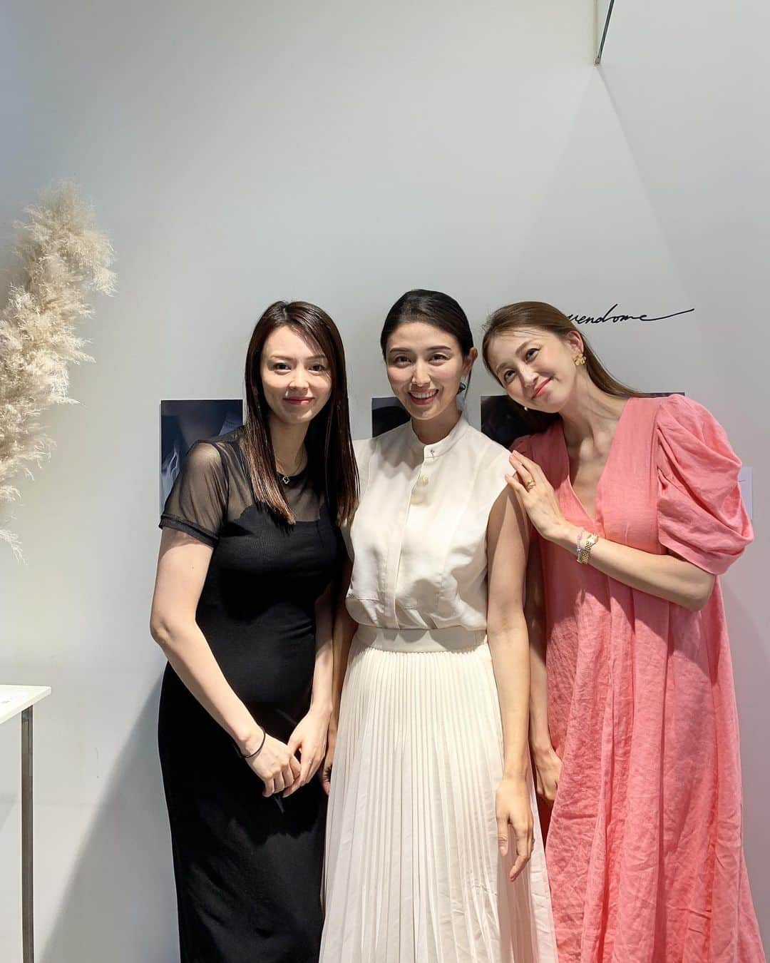 のインスタグラム：「@plusvendome_official  美女たちとお邪魔しました🥂シンプルなものからこんなの探してた〜！のお洒落なものまでずらりでした💖 私は、垂らす部分もチェーンの長さも調整できるロングネックレスにしました！コロンと華奢で可愛い😍 はるかさんの華奢リング重ね付けのお洒落な手元も真似したい〜🐒💕 #plusvendome #jewelry #fashion #gift #アクセサリー」
