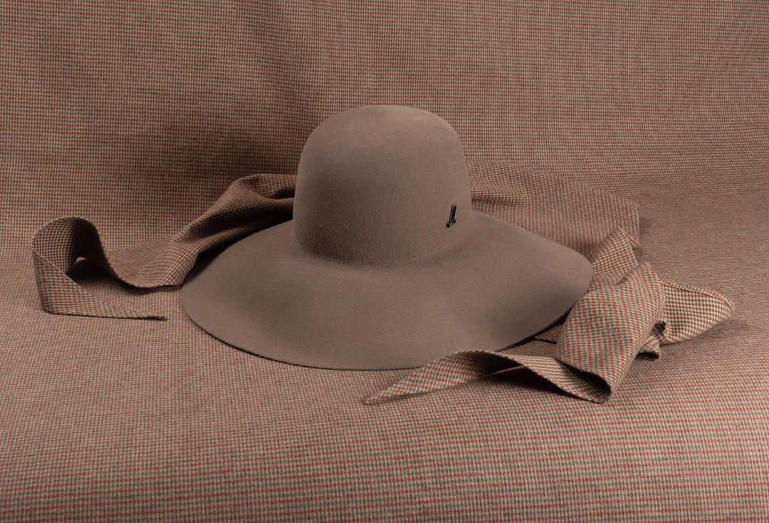 ミュールバウアーさんのインスタグラム写真 - (ミュールバウアーInstagram)「AW 2023/24 CLOTH Matching materials was one of our design aims of the fall/winter collection “Cloth”. A result of the creations is the hat DUKE FIZZ. The fur felt hat gets in contact with the checked flannel and we think they are vibing pretty well!   We also made the shawl WRAP, so you can wear the flannel cloth on its own. The triangular shape of the scarf allows you to wrap it around your head, or you can style it in any other way you feel to.  Photos/video by Nina Kowalska @ninakvk worn by Özben @oezben」9月1日 21時11分 - muehlbauer_hats