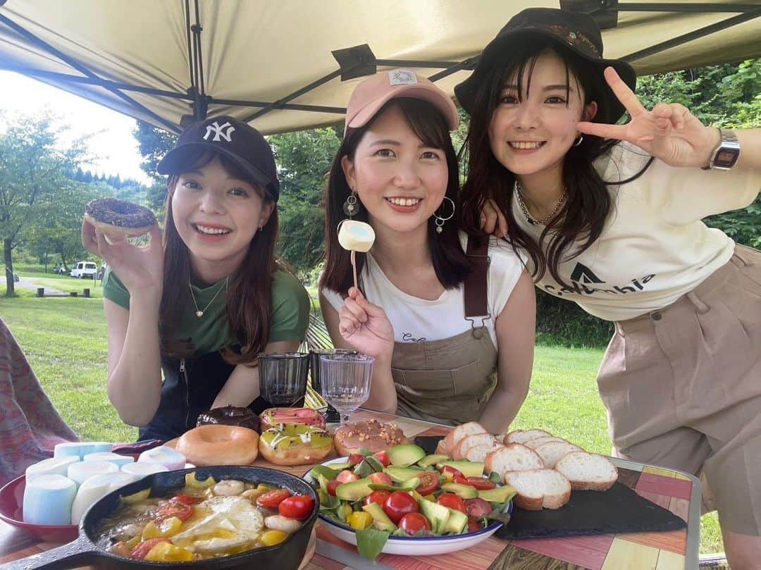 住本結花のインスタグラム：「今日から9月！ 今年はまだ残暑が厳しいですが… そろそろアウトドアシーズンですね！ この前、後輩のめいちゃんとIATのるみちゃんと デイキャンプしました〜⛰  道の駅雫石あねっこに隣接したキャンプ場で 炊事場もトイレもきれい！(大切)  めいちゃんのカメラで写真を撮りあって遊びました〜 最後の写真お気に入りなので見てください💓 サロペ姉妹👭  #岩手　#岩手県　#雫石　#雫石町　#岩手めんこいテレビ　#めんこいテレビ　#スキレット #スキレット料理  #キャンプ　#キャンプ飯  #camp　#住本結花　#アナウンサー」