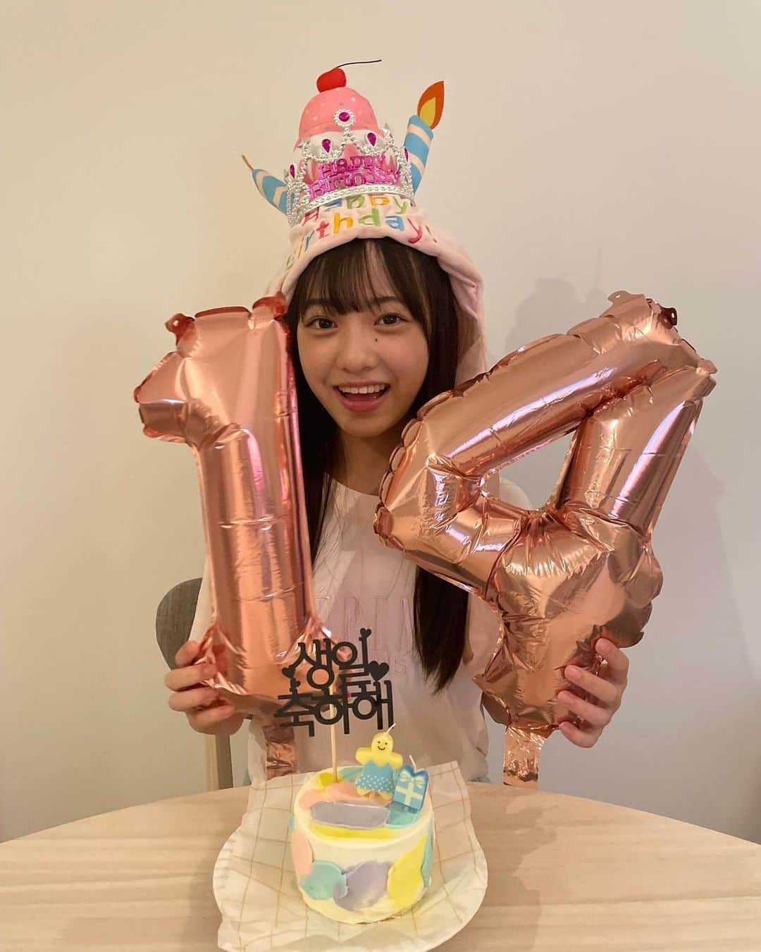 鎌田英怜奈のインスタグラム：「🎂 本日14歳になりました‪🤍 みなさんいつも応援してくれて 本当にありがとうございます😊💞  これからも、たくさんの人に愛されて そして私もたくさんの人を笑顔にできるような そんな人（女優さん）になりたいです‪‪☺︎‬  少しづつ大人に近づいていく中で、 まだ経験していない事や辛い事が出てくると思います。 でも簡単には諦めずに前向きに、 みなさんに恩返しできるように努力をして、 そして私らしく時にはポジティブに考えて悩んで これからも乗り越えて行きたいと思います！  14歳の私もよろしくお願いします(*´˘`*)💗  #頭の上が渋滞中🫠 #9月1日 #誕生日 #バースデーガール #鎌田英怜奈」