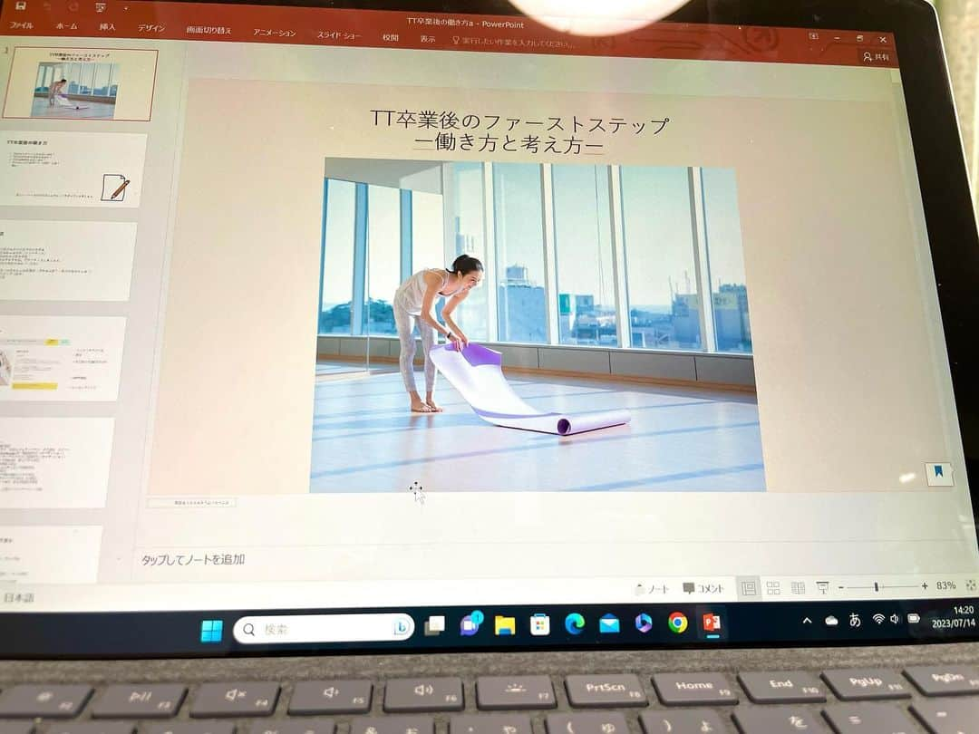 梅澤友里香さんのインスタグラム写真 - (梅澤友里香Instagram)「約1週間経ってやっとレポート🧘‍♀️ 母校である @utlyoga にて 『TT卒業後のファーストステップ-働き方と考え方-』 WSが開催されました！  世の中には沢山の先生がいて 素敵な先生も沢山いて あの先生のようになりたい！ って憧れってあると思います。  私もそう思っていた1人です。  だからこそ、自分の なりたい形ややりたい事は常に明確である様に ノートに全部書いてました。 （そのノート見るとマジで私野心的です😂）  あと、心に留めた事や感動したことも 気持ちが風化しない様に全部書いてました。  達成した目標にはチェック☑️いれてました。 （これ気持ち良い🤭）  そうゆうのを沢山積み重ねて  でもやっぱり重要なのは 何かを達成する事ではなく 日々淡々と積み重ねる練習こそが ヨガの先生としての成長になるし、 人としての成長になるなぁ。 って感じて  『良いプレイヤーは必ず良い指導者になるわけではないが、 良い指導者は必ず良いプレイヤーだった。』  なのであろう🤔と思ったものです。  憧れは憧れで、自分とは違う人。 とゆう風に気付いたりもしたんです。 （ポジティブな意味でね🙆‍♀️）  これからヨガの道を歩む皆さん。  何の為に。何を伝えたくて。 自分の気持ちは？  今のこの気持ちってとっても大事な事なんです。  達成や評価だけが 《良いヨガの先生》 に繋がるわけではない。  あなたが素敵だなぁ。 と思う事を突き詰めて 常に生徒の心を持ちながら歩むと 『なりたい自分』は近付いてくる。  私の経験を通してのお話となりましたが、 今後の活動のヒントや活力になっていたら嬉しいです。  私も初めての内容のWSで もっと資料やお話しブラッシュアップしたいなぁ。。 ってゆう反省点と前向きさを持てました🥺🙏🏻  この講座に興味を持った方、 次開催がある時は是非ご参加ください🤗  ご参加の皆さんありがとうございました！ （写真は顔出しOKな方のみ）  UTLでは最近卒業生コミュニティーも出来たよう！ @utl_students  卒業生の方は是非登録を！ （これ私も入って良いのかな？🤔）  #ヨガスクール #yoga #ヨガ資格 #オンラインヨガ #utlyogaonline #ヨガ #utl #アンダーザライトヨガスクール #米国ヨガアライアンス認定校 #瞑想 #ヨガ哲学 #ヨガ歴史 #ヨガ解剖学 #渋谷  #ヨガインストラクターになる方法 #ヨガインストラクター #働き方講座 #RYT200 #RYT500」9月1日 21時16分 - yurika_umezawa