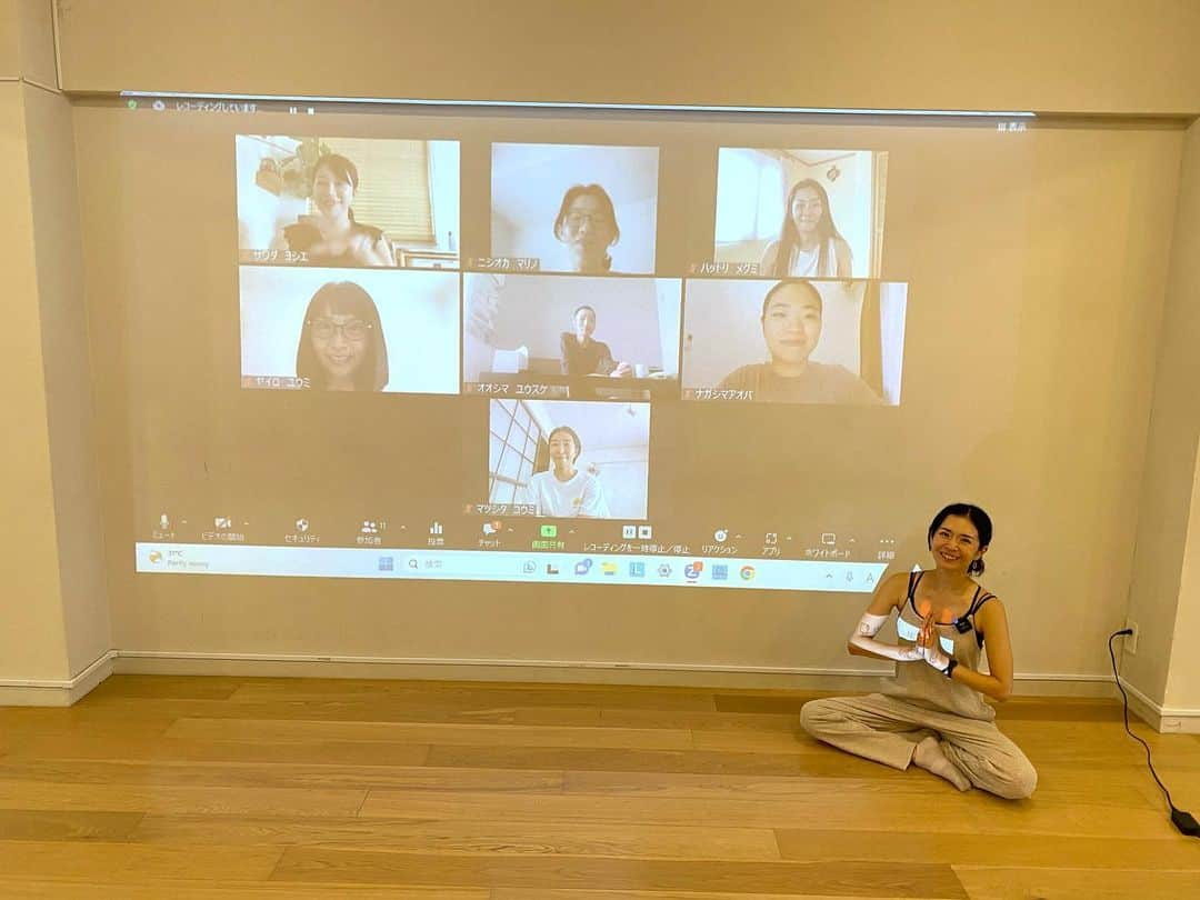 梅澤友里香のインスタグラム：「約1週間経ってやっとレポート🧘‍♀️ 母校である @utlyoga にて 『TT卒業後のファーストステップ-働き方と考え方-』 WSが開催されました！  世の中には沢山の先生がいて 素敵な先生も沢山いて あの先生のようになりたい！ って憧れってあると思います。  私もそう思っていた1人です。  だからこそ、自分の なりたい形ややりたい事は常に明確である様に ノートに全部書いてました。 （そのノート見るとマジで私野心的です😂）  あと、心に留めた事や感動したことも 気持ちが風化しない様に全部書いてました。  達成した目標にはチェック☑️いれてました。 （これ気持ち良い🤭）  そうゆうのを沢山積み重ねて  でもやっぱり重要なのは 何かを達成する事ではなく 日々淡々と積み重ねる練習こそが ヨガの先生としての成長になるし、 人としての成長になるなぁ。 って感じて  『良いプレイヤーは必ず良い指導者になるわけではないが、 良い指導者は必ず良いプレイヤーだった。』  なのであろう🤔と思ったものです。  憧れは憧れで、自分とは違う人。 とゆう風に気付いたりもしたんです。 （ポジティブな意味でね🙆‍♀️）  これからヨガの道を歩む皆さん。  何の為に。何を伝えたくて。 自分の気持ちは？  今のこの気持ちってとっても大事な事なんです。  達成や評価だけが 《良いヨガの先生》 に繋がるわけではない。  あなたが素敵だなぁ。 と思う事を突き詰めて 常に生徒の心を持ちながら歩むと 『なりたい自分』は近付いてくる。  私の経験を通してのお話となりましたが、 今後の活動のヒントや活力になっていたら嬉しいです。  私も初めての内容のWSで もっと資料やお話しブラッシュアップしたいなぁ。。 ってゆう反省点と前向きさを持てました🥺🙏🏻  この講座に興味を持った方、 次開催がある時は是非ご参加ください🤗  ご参加の皆さんありがとうございました！ （写真は顔出しOKな方のみ）  UTLでは最近卒業生コミュニティーも出来たよう！ @utl_students  卒業生の方は是非登録を！ （これ私も入って良いのかな？🤔）  #ヨガスクール #yoga #ヨガ資格 #オンラインヨガ #utlyogaonline #ヨガ #utl #アンダーザライトヨガスクール #米国ヨガアライアンス認定校 #瞑想 #ヨガ哲学 #ヨガ歴史 #ヨガ解剖学 #渋谷  #ヨガインストラクターになる方法 #ヨガインストラクター #働き方講座 #RYT200 #RYT500」