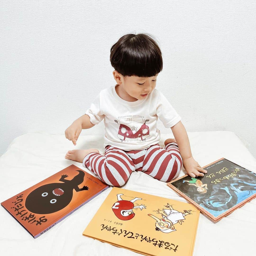 ayacasuのインスタグラム：「* * * 岡町の小さな絵本屋さんで ２冊新たにお迎えしたよ📚 ˊ˗ * * どういった物語か、何が好きか伝えると 何冊かピックアップしてくださいました🫶 その絵本の内容や実際に読み聞かせもしてくれました✨ 妖怪、おばけにハマってるから その中から選んだのがこちら * 𓊆 めっきらもっきらどおんどん𓊇 𓊆 だるまちゃんとてんぐちゃん𓊇 𓊆 おばけだじょ𓊇←これは園からの🎁 * * 寝る前に絵本読むのがルーティン👦🏻 何度も何度も繰り返し読んでる絵本は セリフを覚えて自ら読んでくれたりもする☺️ * * ふらっと立ち寄ったお店やけど また親子で絵本探しに遊びにいきたい場所なので 勝手に紹介させてください🤍笑 * 『 くろもじ絵本店 』 豊中市中桜塚1-2-36 OPEN 金•土•第3•4日 10:00~17:00(金曜日は18:00まで) * * #絵本 #絵本のある暮らし  #絵本育児 #絵本好き  #絵本記録 #絵本のある子育て  #2歳10ヶ月 #2歳男の子  #男の子ママ #北摂ママ」
