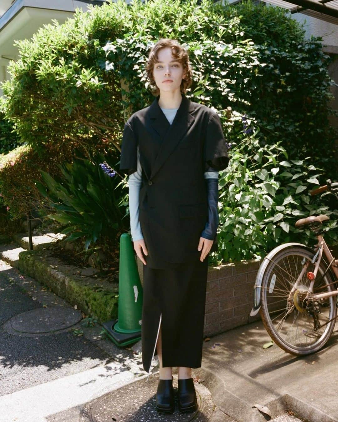 sodukさんのインスタグラム写真 - (sodukInstagram)「fall winter 23 collection half sleeve jacket & rebuilding skirt  #soduk #soduk23fw」9月1日 21時20分 - soduk_official