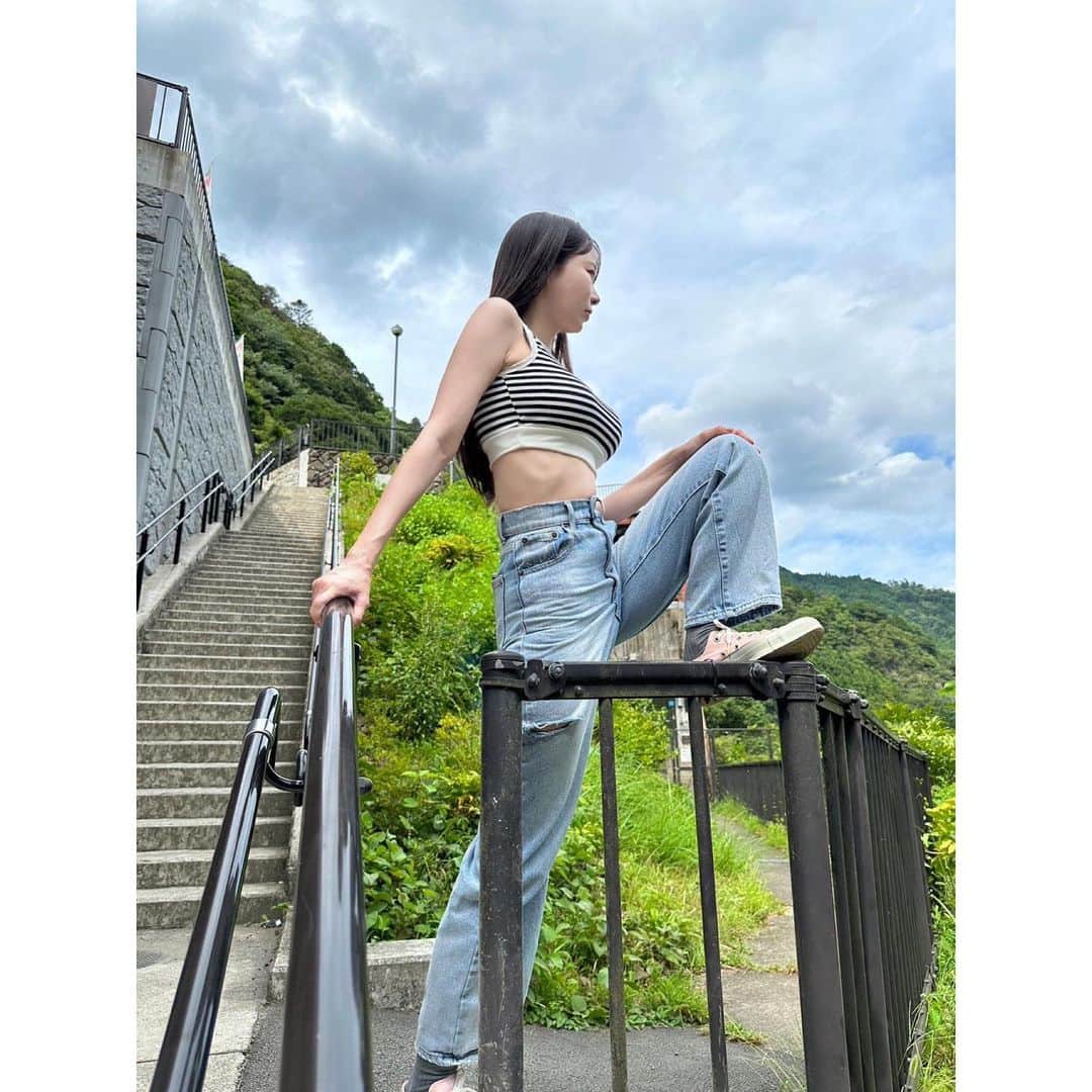 小泉みゆきのインスタグラム：「想定外の事態に『予定は未定』になってしまい、とりあえず車から出てストレッチをしはじめるわたし。」