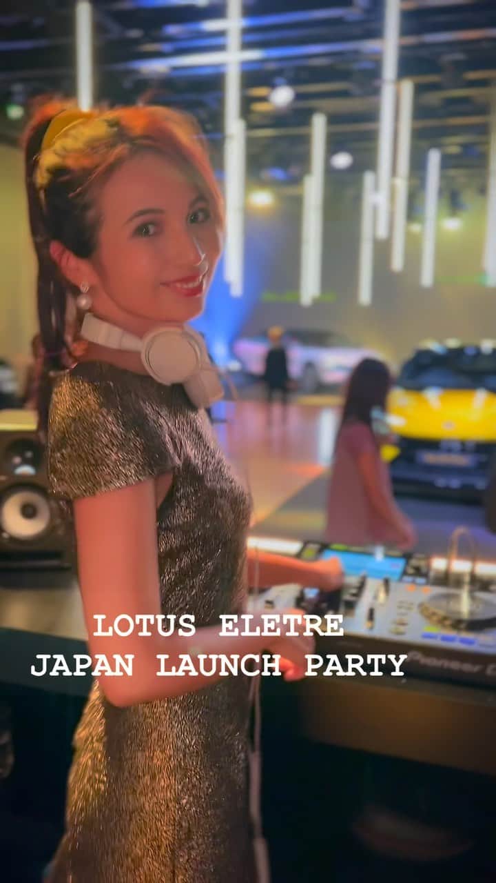 DJ Cellyのインスタグラム：「LOTUS ELETRE JAPAN LAUNCH PARTY 🚖 久しぶりにゴールドギラギラ衣裳！めちゃかっこいい会場で、テンションあがりました🙏 いつも素敵な場所でDJできて嬉しい！❤️‍🔥 ありがとうございました☺️  #LOTUSELETRE #lotus #lotuscars #dj #djing #dj動画 #ポートシティ竹芝」