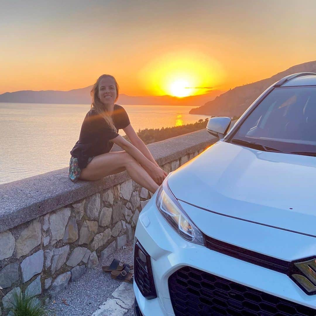 カロリーナ・コストナーのインスタグラム：「Tramonti on the road! 🌅 Sunsets on the road」