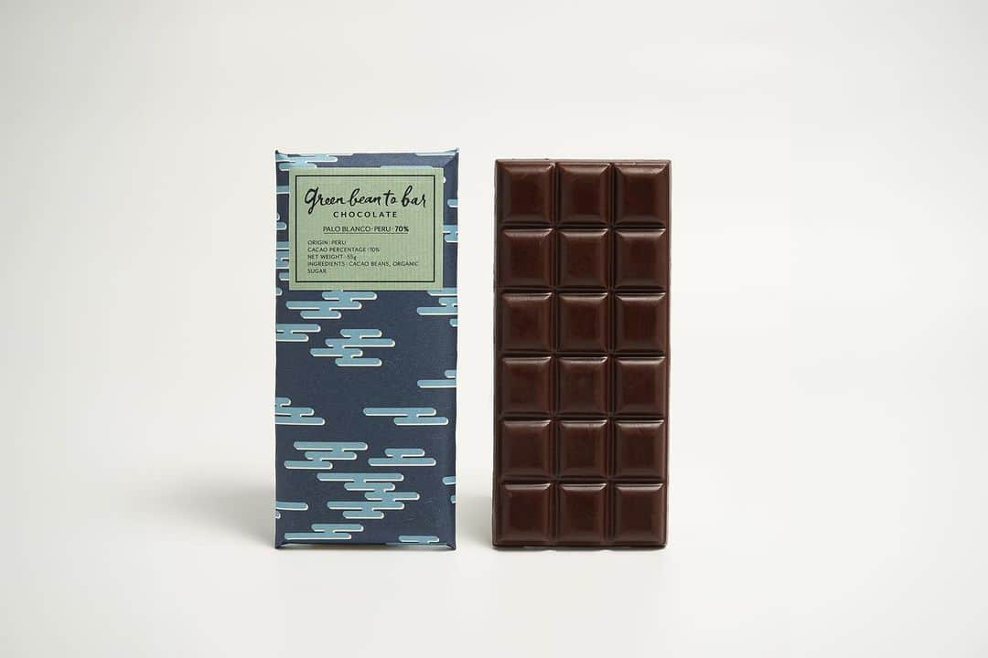 green bean to bar CHOCOLATEのインスタグラム：「【秋の新作ダークチョコレートバー】  9/2(土)より、ペルーの希少なカカオ豆「グラン パロ ブランコ」を使用した、ダークチョコレート「PALO BLANCO -PERU-70%」を発売します。  軽やかなシトラス系の香り、芳醇でマスカットを彷彿とさせる瑞々しい味わい。 ダークチョコレートでありながら、口に含んだ瞬間ミルクチョコレートを食べたのかと驚くほどのクリーミーさと甘み、その後に訪れる果皮のような苦味や渋みが、ぐっと深くダークな味わいを印象付けてくれます。 力強く長く続く余韻に、ダークチョコレートたる楽しみを見つけてください。  ■PALO BLANCO -PERU-70% ¥1,728(税込） 9/2(土)より、全店・オンラインショップにて発売開始。  #greenbeantobarchocolate #グリーンビーントゥバーチョコレート #chocolatelovers #chocolate #beantobarchocolate #cacao #beantobar  #cacaolovers  #チョコレート専門店 #クラフトチョコレート」