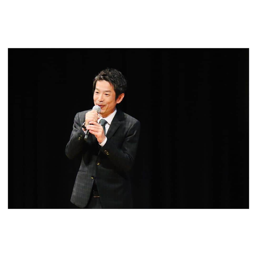 清水健のインスタグラム：「. 講演会 講師／2023年9月1日 #清水健講演会 #守山市立守山中学校   守山中学校、2023年度 PTA教育講演会、 講演会 講師を務めさせていただきました。  守山市立守山中学校は今日から新学期、 少し疲れた顔も、やるぞ！という顔も、  みんな「それぞれ」の今の表情が舞台から。  ＜講演会動画／2023年9月1日＞ → プロフィール欄「youtube」から  中学生だから！なんてはなくて、  みんな、ほんと、頑張っています。 みんな、しんどいこともあるよね。  相談できる人はいますか？ やっぱり人に言えないこともあるかな。  無理なんてしなくていい。  #伝える #言葉の力 #大丈夫 #感謝  #みんなと一緒に #ひとりじゃない   でも、話したいときに「話せる場所」や、 話せる人がいることだけは知ってほしい。  頑張っているみんなには、たくさんの、 味方がいます。みんなひとりじゃない。  友だち、家族、先生、地域の方々、 きっと近くにたくさんの味方がいてくれる。  簡単にはそう思えない毎日かもしれない。 でも、近くにいてくれているから。  頑張ろね！新学期も多くの「笑顔」で。 たくさんの「これから」が待っています。  そのこれからを、いろんな感情で、 おもいっきり楽しんでくださいね。  今があるってほんと素敵なことだから。  守山市立守山中学校の皆様、 全ての皆様に感謝申し上げます。  ありがとうございました。  ■ 清水健／講演会・司会・出演 等 → プロフィールのURLから ご依頼は清水健オフィシャルサイト  #清水健 #アナウンサー #112日間のママ  #講演会 #司会 #出演 #多くのご依頼に感謝   -----＊-----＊-----＊-----＊-----  #中学生 #悩みに大きさはない #これから #未来  #多くの夢を #多くの悔しさも #全部がこれから   #シングルファザー #シミケン #堺市出身   -----＊-----＊-----＊-----＊-----  清水健 20年来の「親友との贈り物」サイト ■ 詳細はこちら → @hidagyu.japan   大切な人への贈り物には「飛騨牛ギフト」 #ギフトに最適 #結婚祝い #飛騨牛 #贈り物」