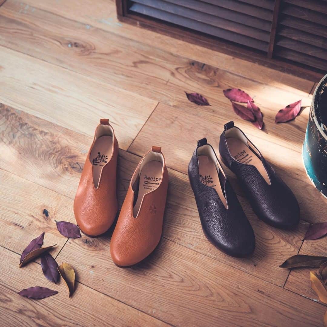 mini_labo_jp(ミニラボ) のインスタグラム：「足元がすっきり見えるミニマムなシルエットが素敵。 一枚革を贅沢に使用したフラットシューズ。  靴職人の技術が活きるブランド「レシピ」とのコラボアイテムです。  ―――――――  各アイテムのページは画像をタップしてご覧ください。 ベルメゾンサイトにて商品番号でも検索していただけます。  ☑ Vカット本革スリッポン［日本製］ 商品番号：1237122  #minilabo #ミニラボ #ベルメゾン #BELLEMAISON #革靴 #革 #革小物 #フラットシューズ #おしゃれは足元から #秋コーデ #大人ファッション #丁寧な暮らし #花柄 #おしゃれな暮らし #日常を大切に #暮らしを楽しむ #シンプルに暮らす」