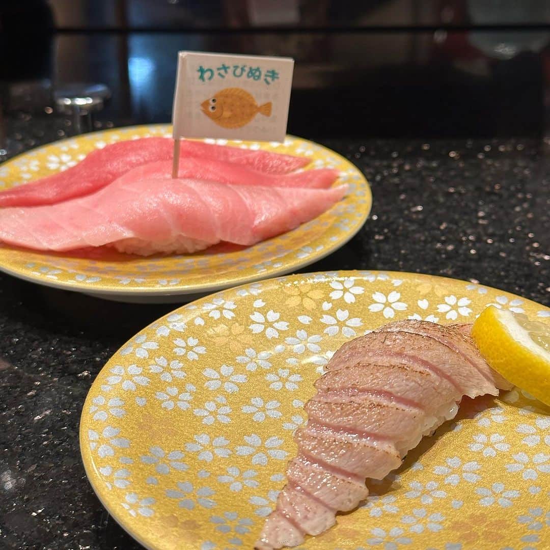 Mika Jimboさんのインスタグラム写真 - (Mika JimboInstagram)「【北海道の寿司とラムしゃぶ】  pic1-4📷 🍣 北々亭 📍 Hokkaido/Chitose 千歳空港から近くの回転寿司🍣ここ、回転寿司のクオリティ高い💯マジで美味しかった❤️‍🔥  特に赤身系と貝類がやたらと美味しい🤤お店も開店と同時に満席🈵たまたま入れたけど並ぶっぽいね‼️いやー、ここはまた行きたい。  pic5📷 🐏 北海しゃぶしゃぶ 📍 Hokkaido/Susukino  すすきのの交差点にあるラムしゃぶ食べ放題🐑ラムがまじで極薄すぎて苦手な人でも食べれる‼️ポン酢と薬味で臭みもなくなるし、あと苦手な人は途中から豚しゃぶにシフトしてもよし💯ジンギスカンは嫌だけど、なんとなく北海道を味わいたかったからよかった‼️  pic6-7 🍣 函太郎 📍 Hokkaido/Chitose  千歳空港内にある回転寿司‼️ここは安定して美味しいけど、なんか空港店はネタが小さい気がする‼️😤まあしょうがないか😔前は街中で食べてすごい美味しかった覚えがあるんだけど〜空港価格ということで納得😗  ほんと美味しい回転寿司でありがたい😛❤️北海道行くとマジで食べすぎるから太るんだよ🐖  気をつけないとね😇 #北海道#北海道グルメ#北海道ごはん#北海道ランチ#北海道飯#千歳空港#千歳グルメ#札幌グルメ#札幌ごはん#すすきのグルメ#すすきの」9月1日 21時25分 - mikajimbox
