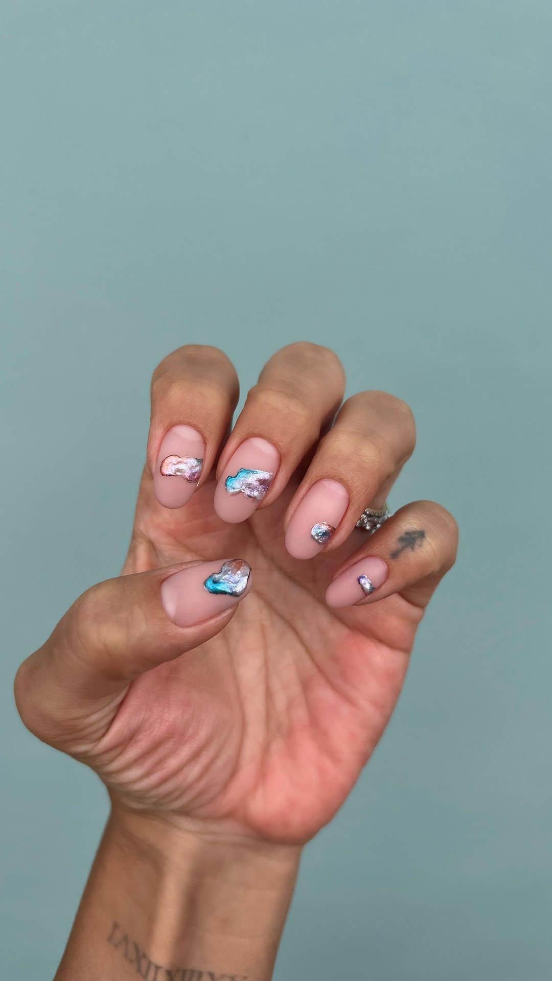 山中美智子のインスタグラム：「New nail 💅🏽  自爪の色をグラデーションで塗ってからマットにして その上にアート🧡その後アート部分にトップを塗った、まなちゃんの作品です🌺💅🏽  @manashika  @moonlit_bymananails  @mananails」