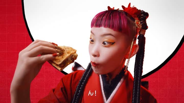 のインスタグラム：「. ブランドアンバサダーを務めさせていただいているピザハット( @pizza_hut_japan )の新TVCM『月見ハットメルツ 赤い月見』篇が公開されました🌙🐇🍕  美味しすぎて素敵なお着物で飛び跳ねちゃったᕱ⑅ᕱ♥  stylist: @remitakenouchi  hair: @_m.339  make: me」