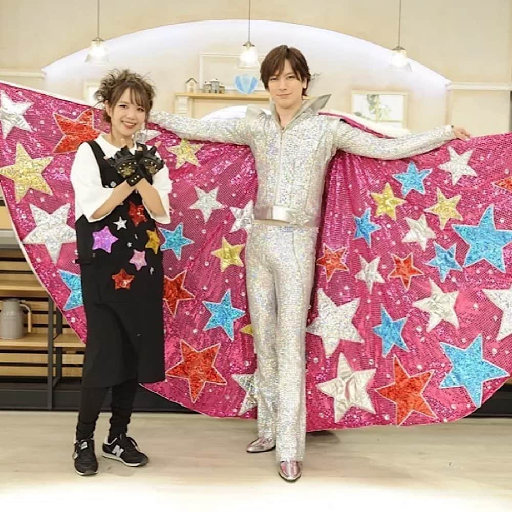 山本ゆりさんのインスタグラム写真 - (山本ゆりInstagram)「「DAIGO☆STARDUST も台所」 ⁡ ちょっと前やけど、7月23日に行われたDAIGOさんのソロデビュー20周年公演のライブでのみ公開された映像の出演時の写真。(エプロンはDAIGOさんのお母様のお手製) ⁡ 収録終わり、10本撮りの後に撮ったんですが、なんなら一番力入れてめっちゃ楽しんで作ってる #DAIGOも台所 の制作スタッフさん、「良かったらつけません？」と私物のグローブを貸してくれるフードさん、突然の無茶振りにも笑顔で対応してくださるヘアメイクさんが大好き。(髪型はスペイシー、宇宙をイメージして下さったらしい)  とりあえずDAIGOさんがみんなに愛されすぎてる。  ほんでカメラ止まった瞬間「こんなことに付き合わせてしまってすみません」と何度もペコペコする人の良さの塊のDAIGOさん。  5.6枚目画像…マイナビニュースの一部 ⁡ 7枚目…先日の収録、裏でスタジオ見学に来てくださった北川景子さんのサプライズ誕生日祝いをした時の辻調理師専門学校特製ケーキ  8枚目…そのケーキとは別にさらにスタッフさん出演者全員が食べられるよう作って下さった巨大な四角いケーキの切れ端(大西先生が「切れ端ない？端っこが一番おいしいねん」と言って冷蔵庫にあったものを裏でみんなで分けて食べてるとこ)  ⁡9枚目…作って下さった辻調理師専門学校の製菓の先生方  ⁡10枚目…私目ぇバキバキの猫背野郎やけど家宝写真。帽子もヘアゴムもDAIGOさんご夫婦からのプレゼントをフル着用。腕の色の違い見て…(実は北川景子さんとお会いするの2回目で。綺麗過ぎるのは言うまでもなく、関西弁でめちゃめちゃ気さくに話しかけてくださってホンマ大好き。ご夫婦の雰囲気も大好き)  ⁡#DAIGOも台所 いつも観て下さってる方ありがとうございます。  こんな身に余る貴重な体験をさせてもらえてるのは完全にブログやインスタを観てくださってる方のお陰です。  改めていつもありがとうございます！」9月1日 21時35分 - yamamoto0507