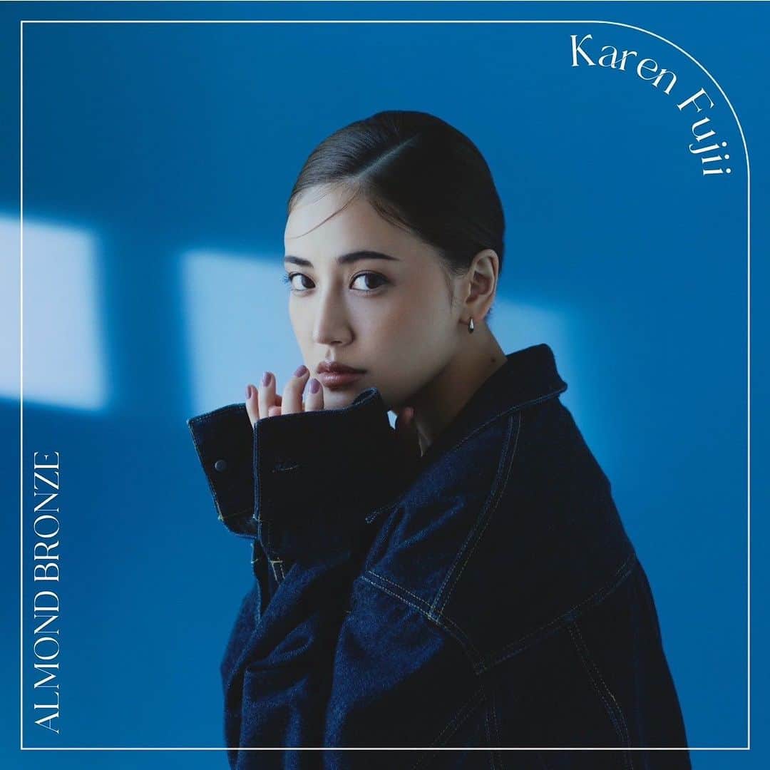 藤井夏恋のインスタグラム：「"ANGEL EYES  BY KAREN" New Visual💙  毎日つけたくなるような、ヌケ感・水光感・透明感を兼ね備えた3色のカラコン。どれも絶妙なカラーバランスで、可愛いもかっこいいも…男性も女性も楽しめます。今回はそんなシチュエーションに合わせてそれぞれ撮影してみたので、是非お洒落の参考にしてもらえると嬉しいな💡✨  #angeleyes #almondbronze」