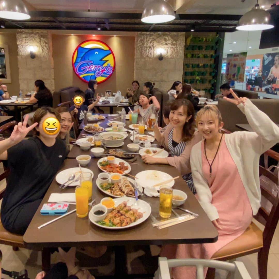 山田まりやのインスタグラム：「♡  今回のセブ島 @qqenglish_ryugaku  親子留学期間中に  私もムネくんも お友達が出来て 現在 過去 未来の 色んなお話し出来て😂笑笑 楽しかったぁ😆🎉✨  ありちゃん💗 イユちゃん💗 まいこちゃん💗 いっぱいお世話になりました✨  ありがとうぅぅぅ❣️❣️❣️  またすぐに 会いに行けるように 頑張るよー❣️🇵🇭💗💗💗  申込の際に備考欄に キャンペーンコード:QQ山田 で入学金150ドルが無料になります！ 留学してみたい！ 留学させてあげたい！ 皆様ぜひご活用ください♡  留学ライフのまとめは プロフィール下の ハイライトに まとめてありますので ぜひ見てみてね😍🇵🇭✨  #留学 #海外留学 #フィリピン留学 #語学留学 #英語学習 #英会話 #セブ島 #セブ島留学 #短期留学 #QQenglish #itpark #cebu #toeic #留学生活 #フィリピン #Philippines #夏休み留学 #親子留学 #夏季留学」