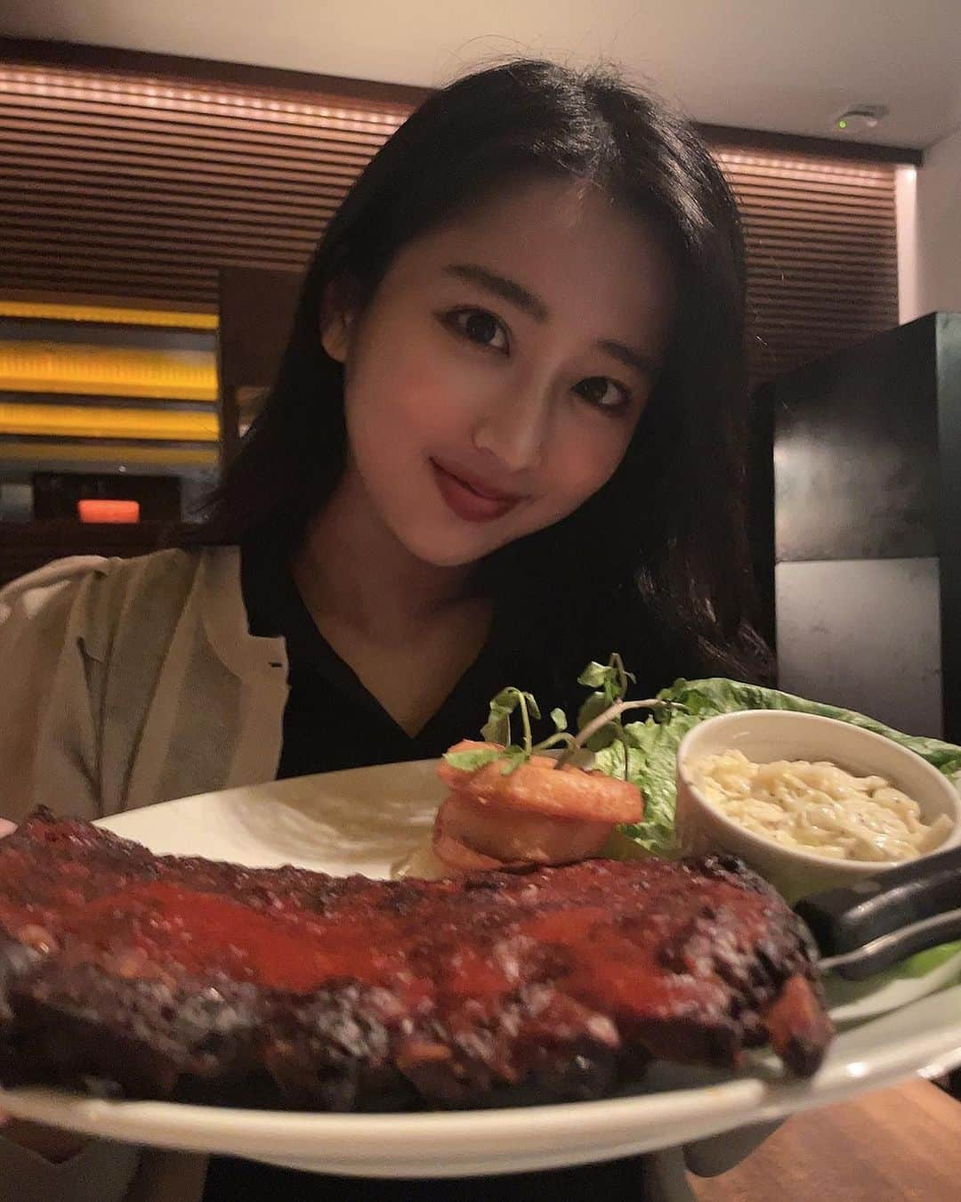 MAIのインスタグラム：「大好きなお店のおにく♡  夢はT Y HABOR徒歩圏内に住んで お肉たくさん食べに来ることです。  #tyharbor #bbqribs #天王洲アイル　#天王洲アイルディナー　#品川　#品川ディナー　#バーベキューリブ　#女子会　#おしゃれディナー　#おしゃれカフェ」