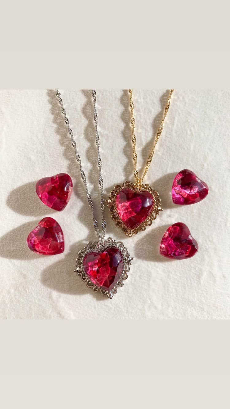 のインスタグラム：「本物の薔薇を使用した、 ネックレスと指輪です💍🌹  子供の頃に憧れたおもちゃのアクセサリーセットみたいな可愛さ❤️  ひさしぶりのネックレスを制作しました＊ 来週の土曜日に販売ができたらと考えています✨  他の新作のアクセサリーもお楽しみに！   #ハンドメイド #魔法  #ハンドメイドアクセサリー #薔薇 #ハート #ペンダント #魔法少女 #かわいい　#アクセサリー  #ネックレス #押し花アクセサリー #キラキラ #ローズ #rose #handmade #kawaii  #accessory  #costumejewelry #handmadejewelry #cuteaccessories」