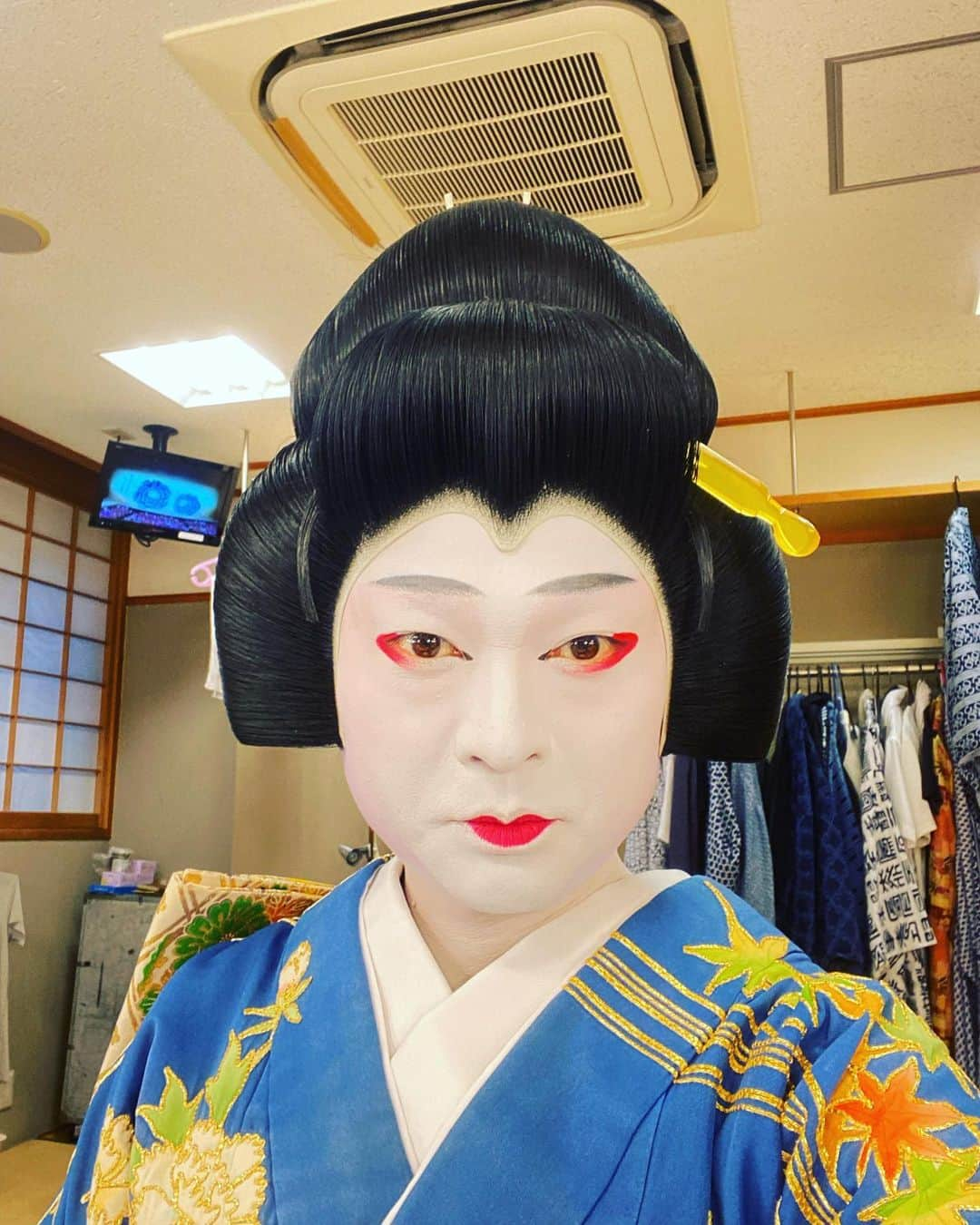 片岡千壽さんのインスタグラム写真 - (片岡千壽Instagram)「本日博多座『市川團十郎白猿襲名披露公演』の初日を無事迎える事が出来ました。 初日より沢山のお客様の熱気を感じ、この公演に参加できました事、又この劇場の空気を味わえます事大変嬉しく存じます。  千穐楽まで自分の持ち場をしっかりと勤め、程よく博多生活を楽しみながら日々過ごしたいと思っております😊 何卒宜しくお願い申し上げます✨  #博多 #博多座 #歌舞伎 #市川團十郎白猿襲名披露公演  #市川新之助初舞台  #景清 #傾城 #暫 #侍女 #伝統芸能 #伝統文化 #着物 #踊り #日本舞踊 #化粧 #上方歌舞伎 #片岡千壽 #photography  #photo  #makeup  #make #kabuki」9月1日 21時36分 - senju.kataoka