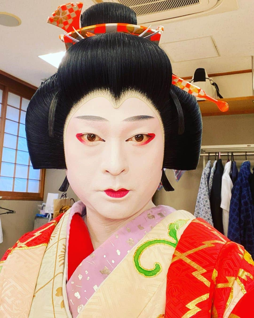 片岡千壽のインスタグラム：「本日博多座『市川團十郎白猿襲名披露公演』の初日を無事迎える事が出来ました。 初日より沢山のお客様の熱気を感じ、この公演に参加できました事、又この劇場の空気を味わえます事大変嬉しく存じます。  千穐楽まで自分の持ち場をしっかりと勤め、程よく博多生活を楽しみながら日々過ごしたいと思っております😊 何卒宜しくお願い申し上げます✨  #博多 #博多座 #歌舞伎 #市川團十郎白猿襲名披露公演  #市川新之助初舞台  #景清 #傾城 #暫 #侍女 #伝統芸能 #伝統文化 #着物 #踊り #日本舞踊 #化粧 #上方歌舞伎 #片岡千壽 #photography  #photo  #makeup  #make #kabuki」