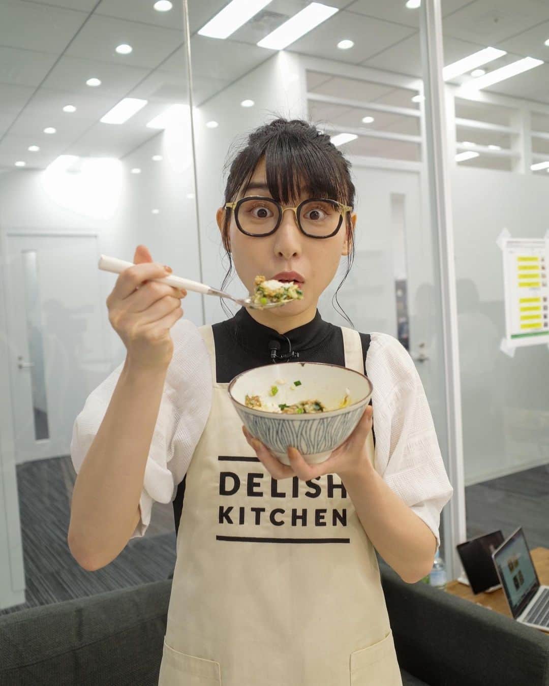 ハシヤスメ・アツコのインスタグラム：「DELISH KITCHENにて4日連続で料理を作りました🍳  ハシヤスメが荒ぴょんって呼んでる荒谷先生のお陰で料理がかなり上達しました👏いえーい！！  あの！料理初心者の！！ハシヤスメでも簡単に作れた🔰！！！  YouTubeが面白い＆参考になると好評みたいなので良かったら見て作ってみてね！笑  〜  1日目🥟餃子の具丼 https://youtu.be/hZ1qCrRJNpo?feature=shared  2日目🐷甘辛とろろ豚丼 https://youtu.be/qZ9EIg0buCE?feature=shared  3日目🐮にんにくごまだれ牛丼 https://youtu.be/zBagCnRftMY?feature=shared  4日目🐖塩だれ豚バラ丼 https://youtu.be/JoGDagKqvFc?feature=shared  #DELISHKITCHEN #デリッシュキッチン」