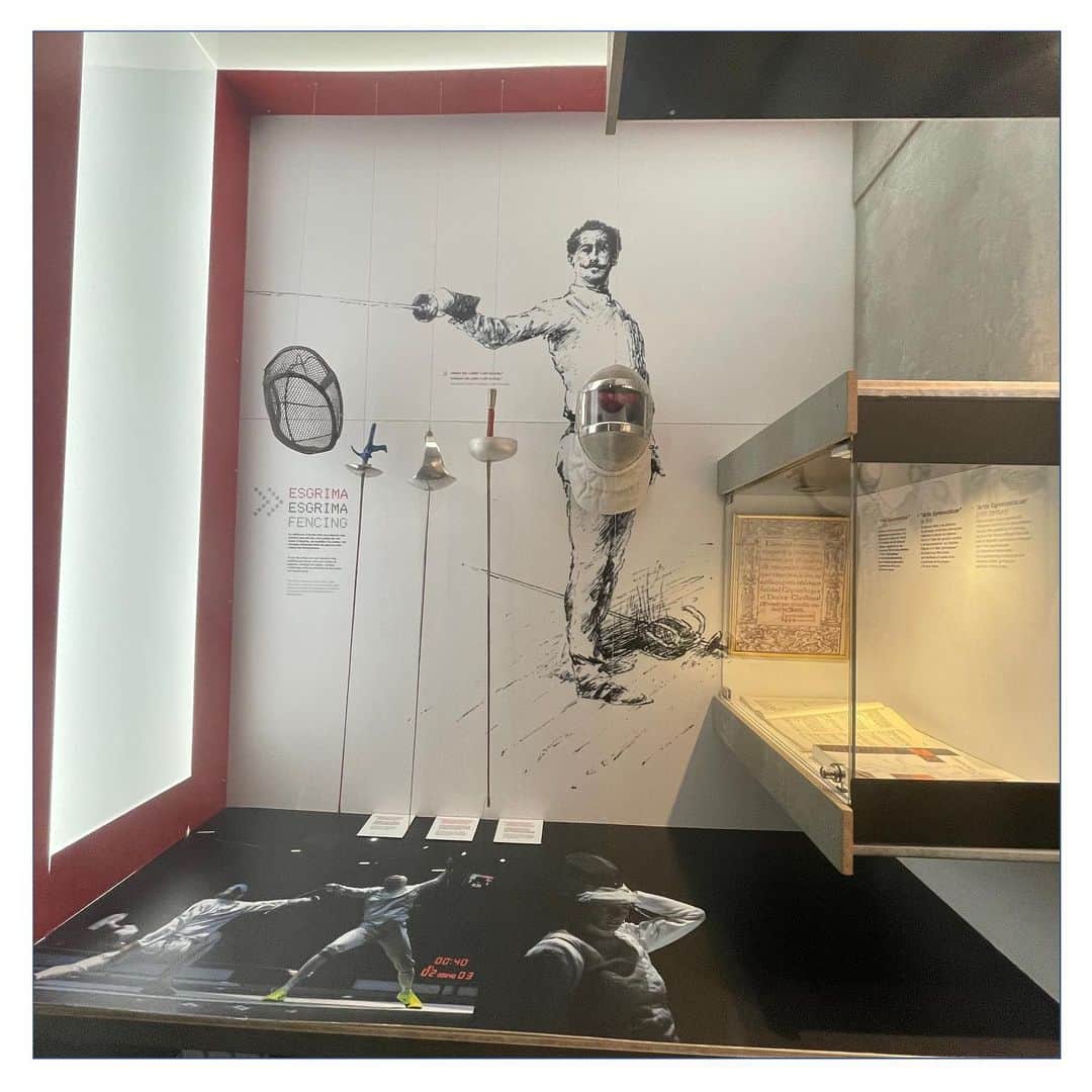 宇山賢さんのインスタグラム写真 - (宇山賢Instagram)「バルセロナオリンピックスポーツ博物館 "Joan Antoni Samaranch"  1992年といえば私はまだ1歳の頃。 非常にたくさんの資料が展示されていました。 1930年代のユニフォームも。  さすが海外だなーと感じたのが お土産のキャラクターマスコット。 まさかの大会当時に発売されたものを そのまま売ってます。 「なにしろ古いから壊れてないやつを選んでねー！」 って感じでした。笑  これはこれで貴重なお土産。  #スペイン #バルセロナ #barcelona #barcelona1992 #博物館 #joanantonisamaranch #olympic #オリンピック #スポーツ #フェンシング #esgrima」9月1日 21時39分 - satofen.1210