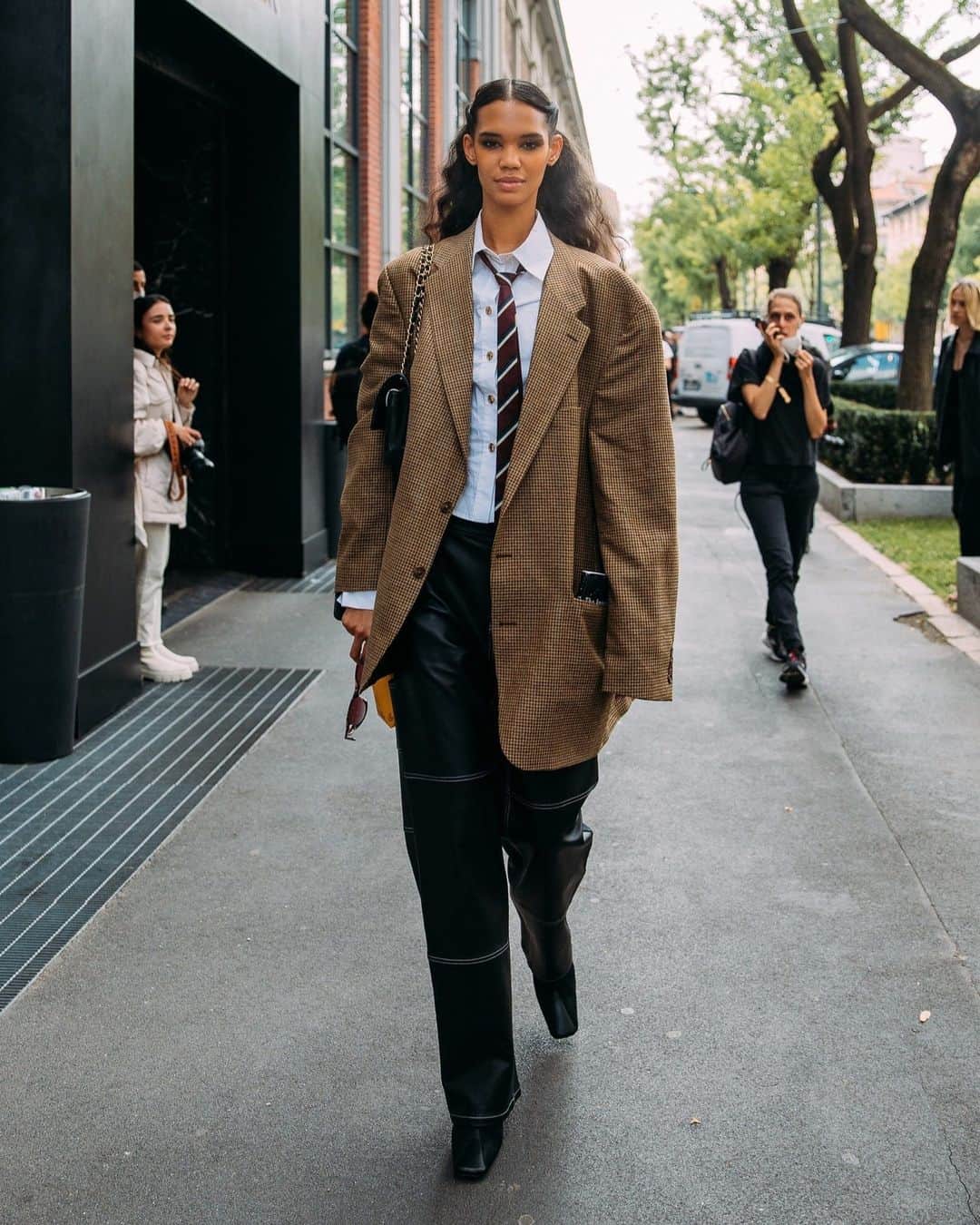 Vogue Runwayさんのインスタグラム写真 - (Vogue RunwayInstagram)「September is a momentous month that marks both back-to-school and a return to the runways. In the early days of Virgo season, we always look forward to a new class of street-style stars outside the shows. This year, we discovered they’re all bound by a love of vintage shopping; they’re people who don’t need to wear the latest trends in order to stand out. And, like the rest of us, they have their eyes trained on TikTok for the latest intel on the cool new thrift stores. You may see these street stylers at the season’s biggest shows (think: @ysl, @Gucci, and @Loewe) but you’ll never catch them in a full designer look. These are people who love an eclectic high-low mix, and that’s what makes them interesting. Tap the link in bio to discover 11 new faces of street style in 2023. Photographed by @styledumonde and @mrstreetpeeper」9月1日 21時45分 - voguerunway