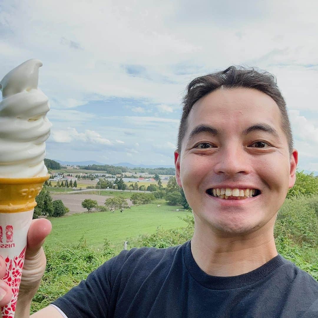 三遊亭とむのインスタグラム：「北海道最高！また肥えた… 明日2日は11時25分頃〜 STVラジオ「ごきげんようじ」 20時〜はHBCラジオ「ラジ魂！！」に  9月21日札幌道新ホール 9月22日小樽マリンホール 9月23日旭川市民文化会館 #錦笑亭満堂 真打披露興行 のPRで出演させて頂きます。  #ごきげんようじ #ラジ魂 #東川町 #ヨシノリコーヒー #ピッツァ亭 #トリトン旭神店 #田村ファーム #旭人 #讃岐うどん千幸 #流れ星⭐︎ #三遊亭らっ好 #できたくん」