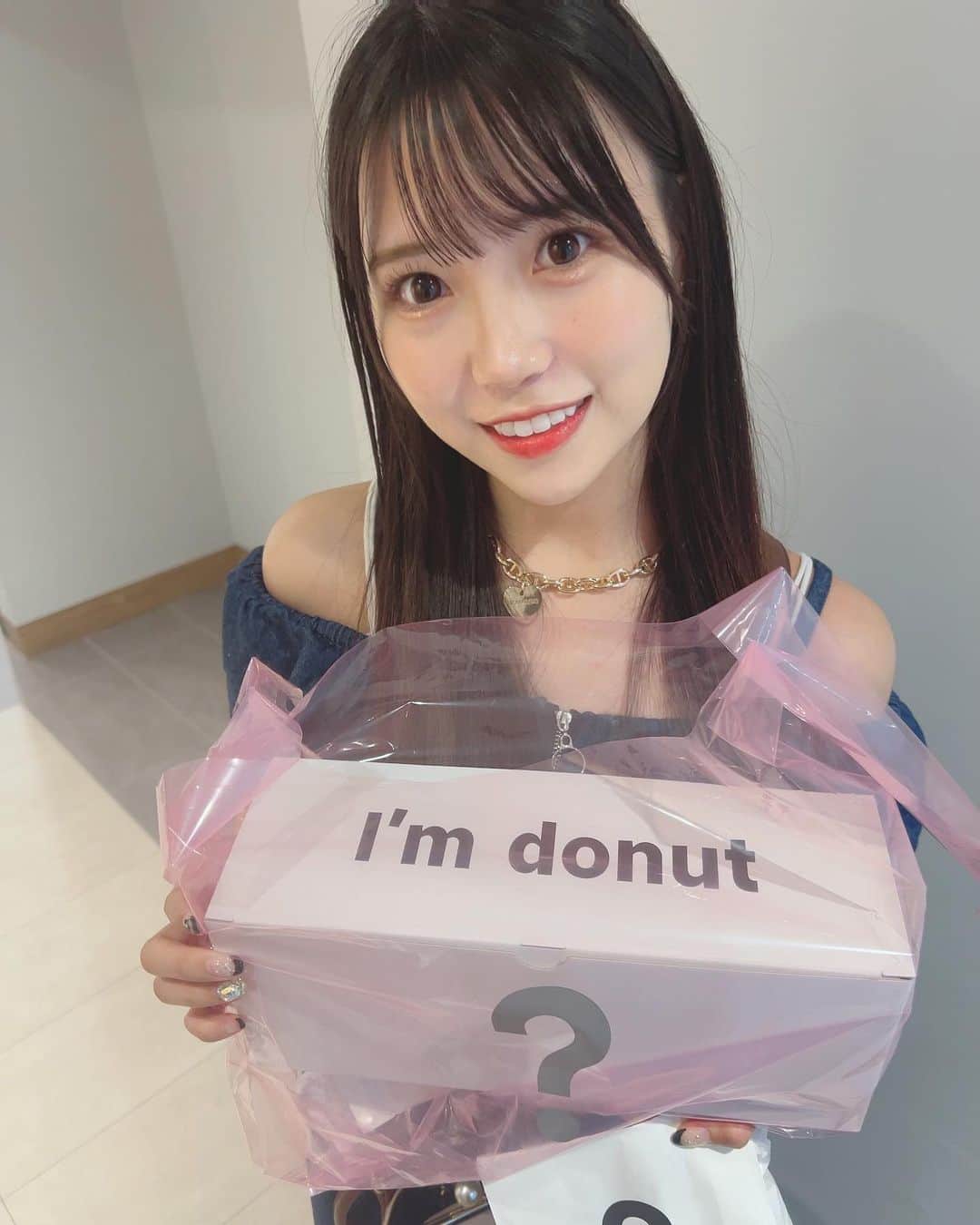 尾上美月さんのインスタグラム写真 - (尾上美月Instagram)「念願のI'm donut🍩  いままで食べたドーナツの中で1番美味しかったっ！！！🤦‍♀️🤍🤎  I'm donutより美味しいドーナツ知ってる方いたらぜひコメントください笑  すっごいもっちもちで感動しました🥺大行列並んだ甲斐ありました😂 最近ドーナツ食べてる時がいちばん幸せ🥰  #ドーナツ #donuts #imdonut #ドーナツ専門店 #ドーナツ好きな人と繋がりたい #福岡 #天神 #おすすめ #instagood #instafood #food #fyp #ootd #夏コーデ #code #オフショル」9月1日 21時52分 - omizuki_0522