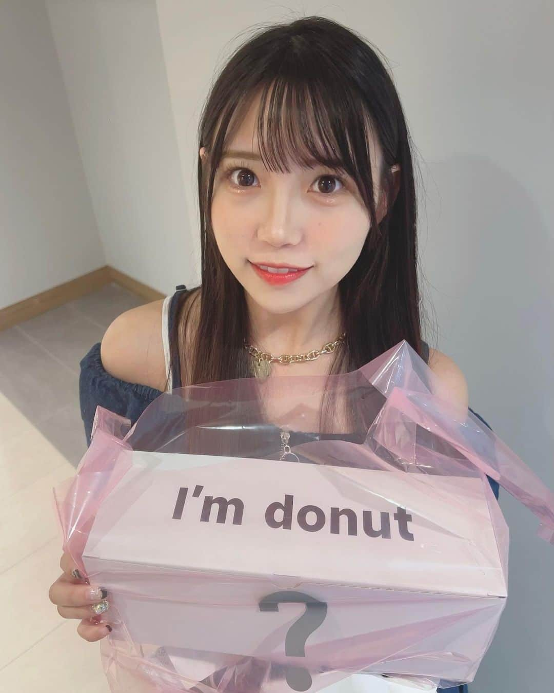 尾上美月のインスタグラム：「念願のI'm donut🍩  いままで食べたドーナツの中で1番美味しかったっ！！！🤦‍♀️🤍🤎  I'm donutより美味しいドーナツ知ってる方いたらぜひコメントください笑  すっごいもっちもちで感動しました🥺大行列並んだ甲斐ありました😂 最近ドーナツ食べてる時がいちばん幸せ🥰  #ドーナツ #donuts #imdonut #ドーナツ専門店 #ドーナツ好きな人と繋がりたい #福岡 #天神 #おすすめ #instagood #instafood #food #fyp #ootd #夏コーデ #code #オフショル」