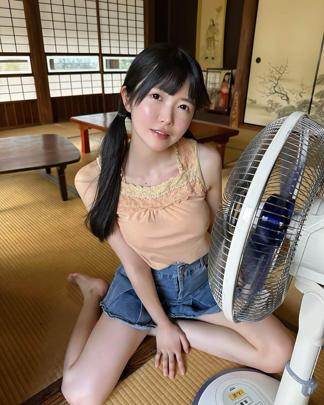 小野寺梓のインスタグラム：「靴下写っちゃった🧦  9月だけど載せてない夏写真がまだまだあります😣💭   #夏  #和室  #扇風機 #黒髪  #黒髪ロング #攝影 #旅遊攝影 #拍攝 #寫真 #攝影日記 #人像攝影 #攝影師 #互惠 #拍照 #人像摄影 #攝影日常」