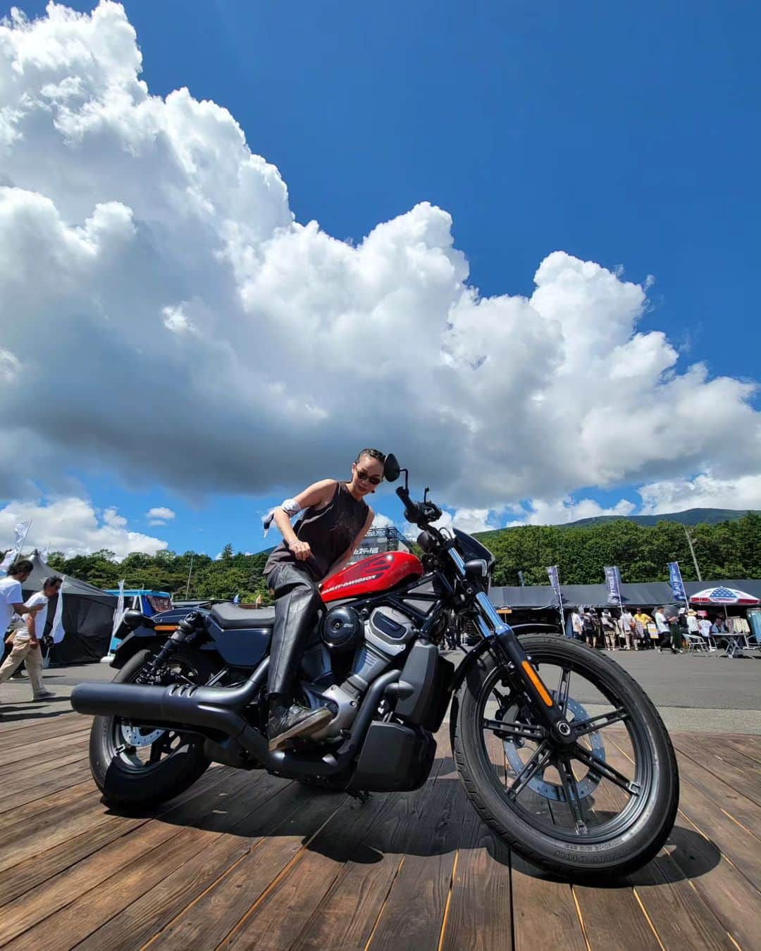 yakoさんのインスタグラム写真 - (yakoInstagram)「#blueskyheaven 🌞 個性たっぷりの色んなバイクに乗って新しい体験もたくさんして太陽たくさん浴びて最高のブルスカデビュー戦 Thanks all♥️ @glo.japan × @harleydavidsonjapan #グロー #glonexstage #BlueSkyHeaven_glo #glohyperairworld  #BlueSkyHeaven #ブルスカ」9月1日 21時50分 - yaco_tsukiyomi