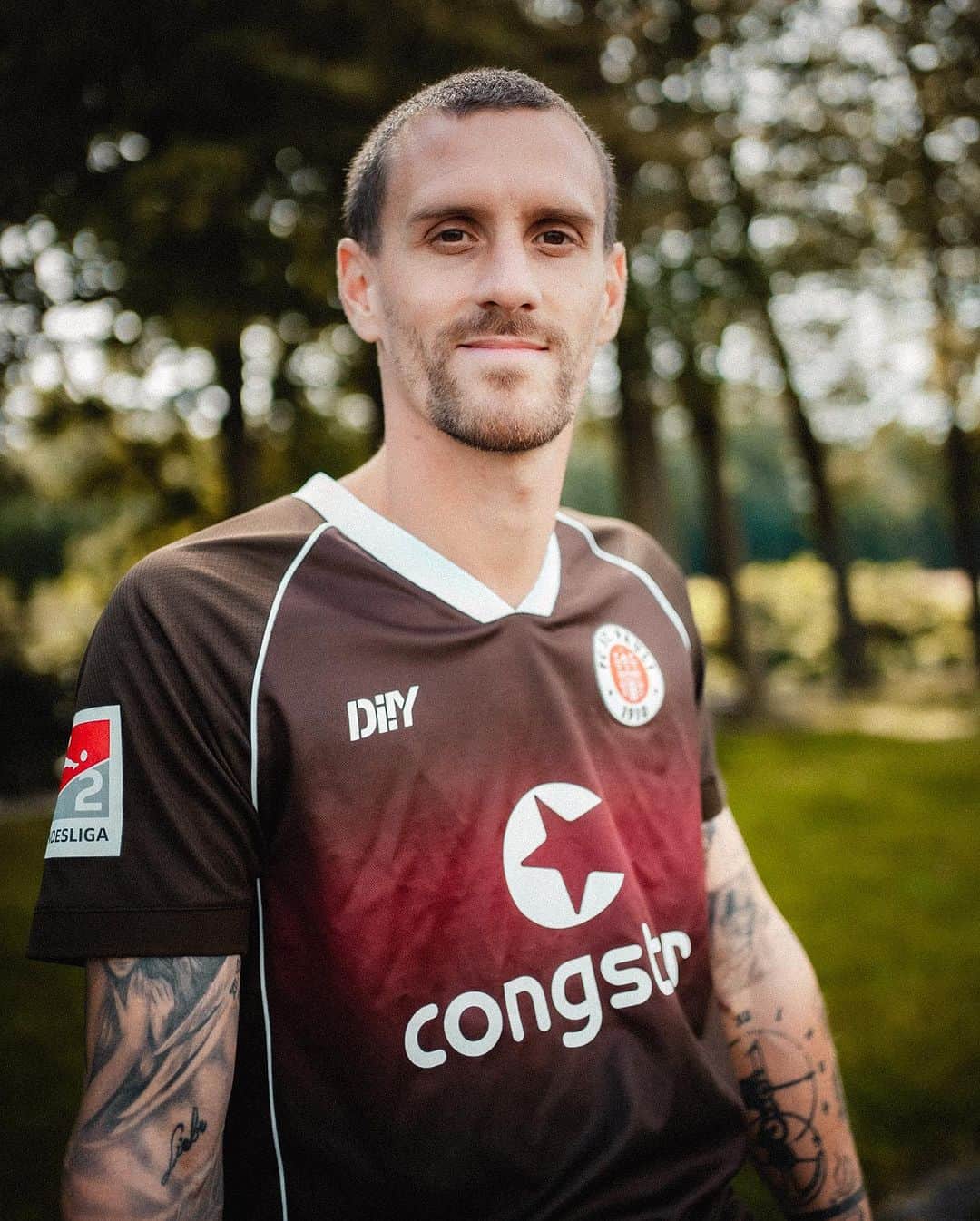 シモン・ツォラーのインスタグラム：「Der FC St. Pauli verpflichtet @simonzoller9. Der Mittelstürmer wechselt vom VfL Bochum ans Millerntor.  Sportchef Andreas #Bornemann: “Simon ist ein erfahrener Stürmer, der aktuell und auch in der Vergangenheit bewiesen hat, dass er auf absolutem Topniveau für Tore sorgen kann. Generell ist er ein sehr mannschaftsdienlicher Spieler, der sein Umfeld besser macht."  Schön, dass du da bist, Simon! 🤎🤍❤  #fcsp #fcstpauli #stpauli #sanktpauli #simonzoller #kiezkicker」