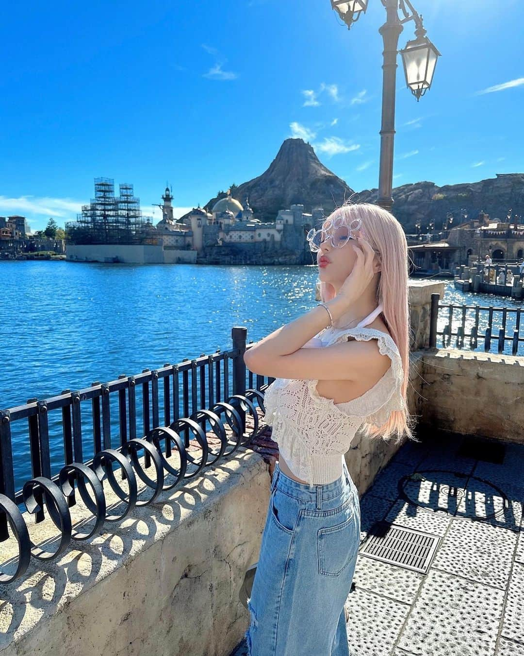 MIRIのインスタグラム：「お天気ミッキー☀️でした☺️👍💕  小さい頃からの夢は ディズニーランドに住むことです🏰🐭🪄（ここはシー）  ムヒパッチ見つけた人は2万点🩸  #ディズニーコーデ  #写真 #扇風機  #instagram #思い出 #Disney #東京 #tokyo  #ディズニー #ディズニーシー #disneysea  #カチューシャ  #サングラス #夏休み #夏休み最後  #ソアリン  #dior #ZARA #cider  #ヘア #ハイトーン #ヘアカラー #ピンク」