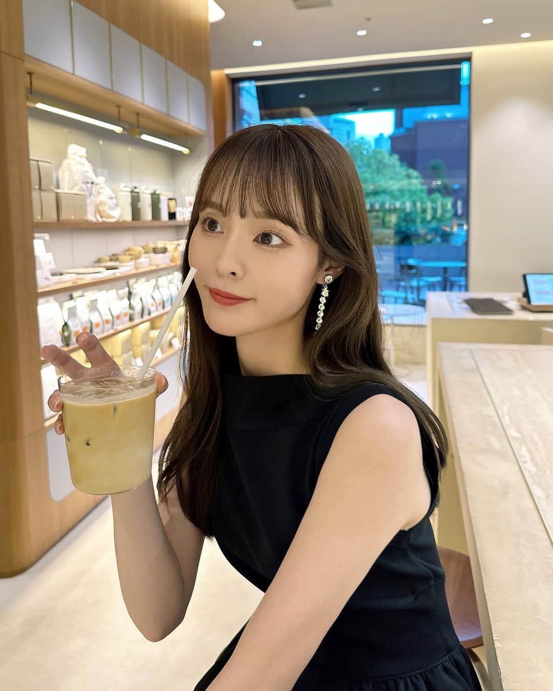 磯田 ひかる(Hikaru Isoda) のインスタグラム：「夫とディナーの日のコーデ🫶 シンプルだけどラインが綺麗なワンピースを着たよ🤍  久しぶりにまつげパーマした💄💋（2枚目） まつ毛がくるんと上がって気分も上がります、、、🥺🩷  今回は @lien__saki さんにやってもらいました🫶 目の中に光が入ってきてキラキラに見える✨まつ毛パーマ最近サボってたけどやっぱりメイクが楽🙏  【着用アイテム】 Dress @celford_official @usagionline  フィット＆フレアノースリニットワンピース ¥19,800  Shoes @louboutinworld  necklace @polene_paris  earing @honeymihoney_official   ------------------------------ picaru：162cm / 骨格ウェーブ 1st ブライトスプリング 2nd ブライトサマー  大人可愛いスタイルアップコーデ ヘアメイクを合わせた トータルスタイリングを提案🤍  不定期にストーリーで ファッションお悩み相談募集中🥰 ------------------------------  他の投稿を見る→【@picaruuu】」