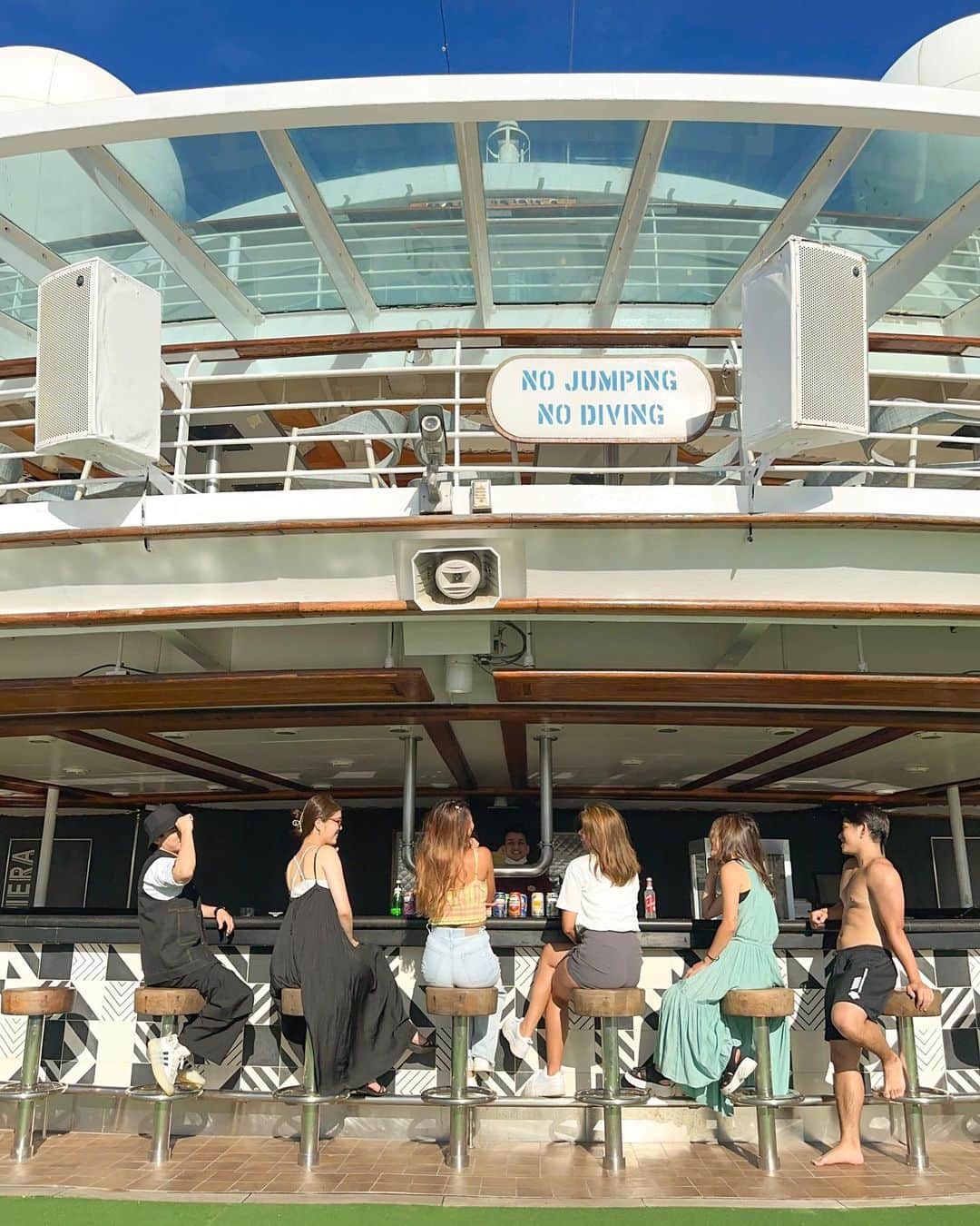 Riho kawaiのインスタグラム：「. プールサイドのBar counter🍸🚿 ⁡ ⁡ 船の中の水、レストランにあるジュースは 無料で飲めるけどアルコール、缶類ジュースは 有料だよ🥹 ⁡ ⁡ ⁡ ⁡ ⁡ ⁡ ⁡ 📍#世界のどこか 📸#iphonecam ⁡ ⁡ ⁡ ⁡ ⁡ #ピースボート#世界一周中#世界一周#豪華客船#peacebort#pool」