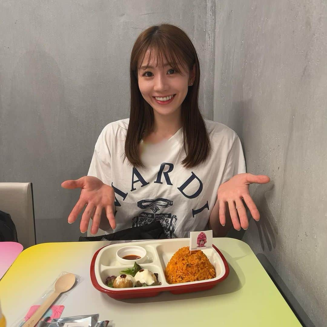 志田千陽さんのインスタグラム写真 - (志田千陽Instagram)「. 乃木坂46さんの真夏の全国ツアーカフェに行ってきました🐬🩷  山下美月ちゃん考案の、美月ムチチャーハン食べました☺︎ 美味しかったです💙  衣装も空間も、全部が可愛くて幸せ空間でした…♡  興奮してTシャツよれてたのでモザイクで。  #乃木坂46」9月1日 21時54分 - _chiharushida_