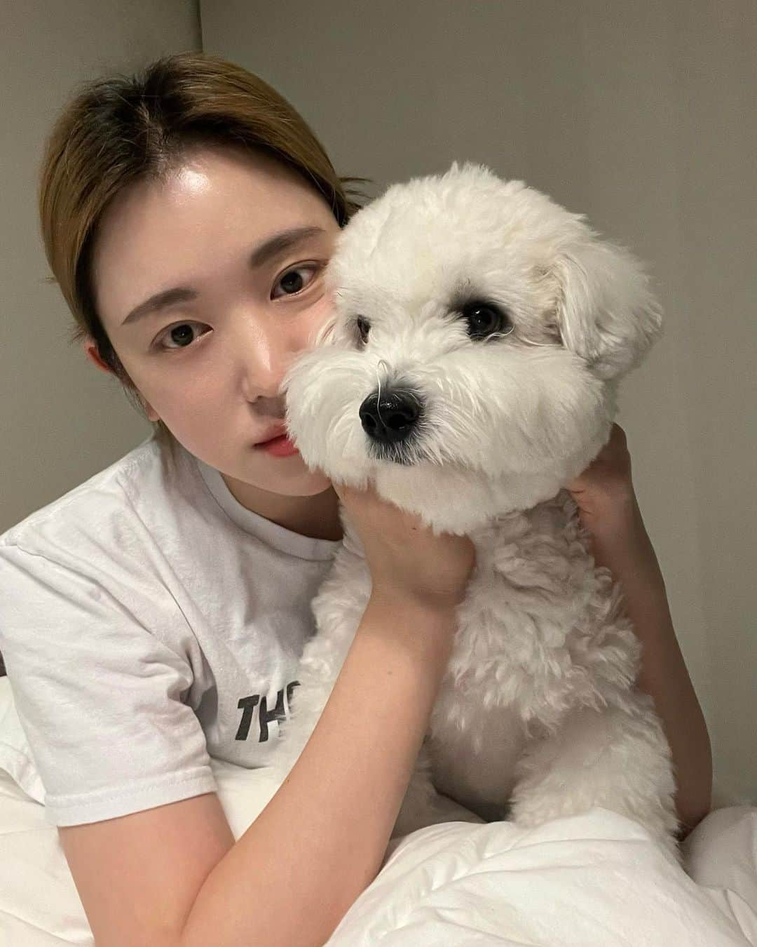 ユ・ヘジュのインスタグラム：「유주니 재우고 머그탱이랑 자유시간에 사진 한번 찍어봤어요🐶☁️☁️ 아 근데 치킨 시킬까..누워서 고민만 계속함 야식 줄여야하는데 치킨에 빠져서 맨날 먹네여😭🍗」