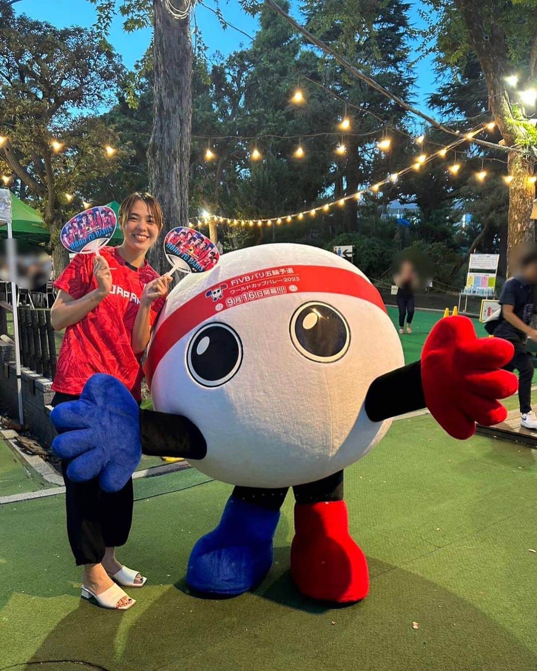 迫田さおりのインスタグラム：「・ バボちゃんと一緒に「森のビアガーデン」でパリ五輪予選/ワールドカップバレー大会の団扇を配布しました‼︎ ・ 500人以上の方が団扇を受け取ってくださり 「応援してます‼︎」っと声もかけてくださって本当に嬉しかったです😊 ・ ビアガーデンでもバボちゃんは人気者で最初から最後まで元気いっぱい皆さんと触れ合っていました🙌 ・ 足を止めて団扇を受けってくださった皆さん、そして私の事を知ってくれて声かけてくださった方々ありがとうございました😊 ・ 9月16日から始まるパリ五輪予選、引き続き応援よろしくお願いいたします📣 ・ ・ #バレーボール #パリ五輪予選 #フジテレビ」