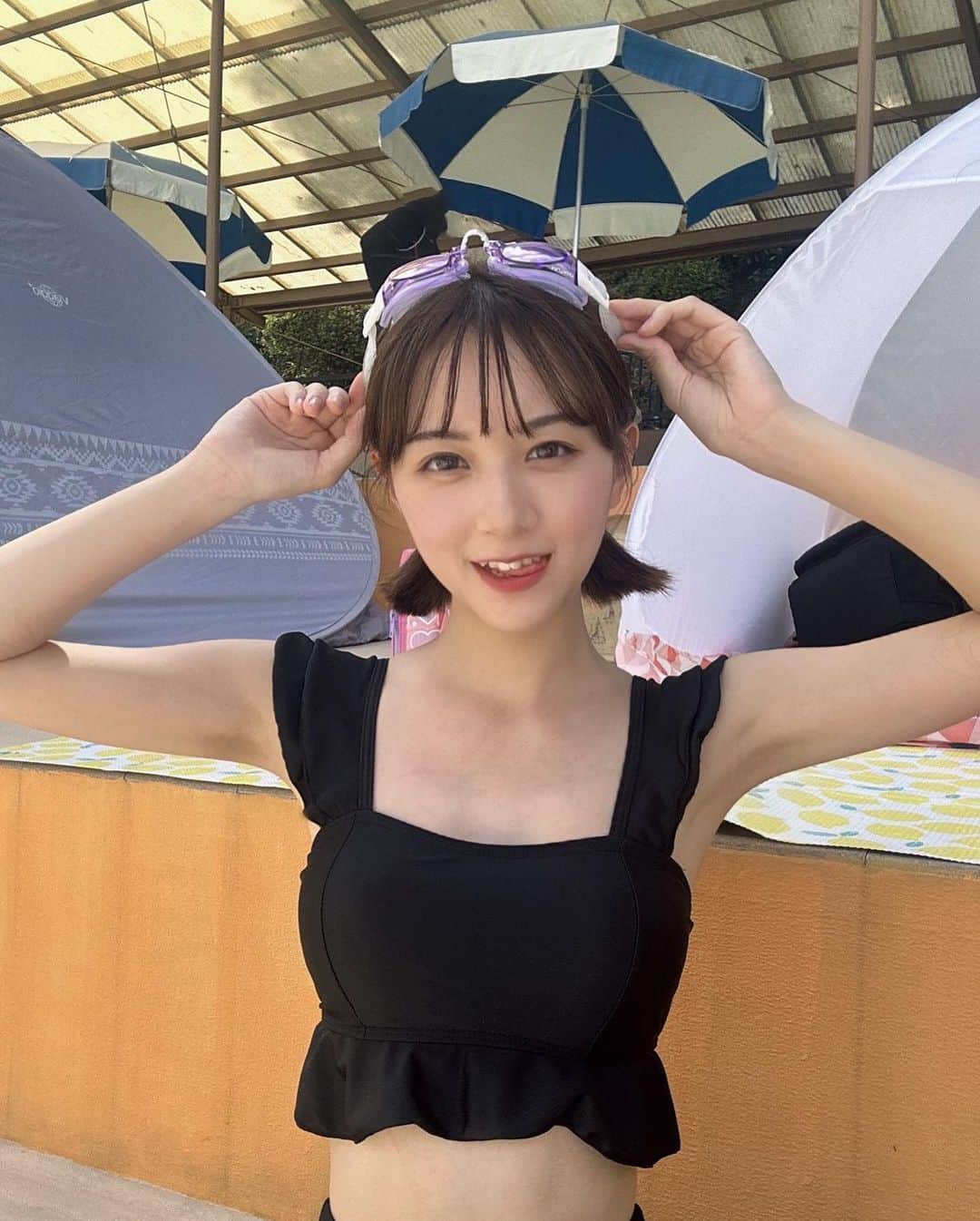 友恵温香のインスタグラム：「📍ひらパー🏊‍♀️‪🫧‪ 夏休み最後はプールへ！！ 皆みたいにお洒落なナイトプールには行けませんでしたが(陰キャ)、ゴーグル買ってガチ泳ぎ楽しかった😂 超良い疲れ方した！水中最高🫶  代償の日焼けがとんでもないんですが、健康的な友恵も愛してね☀️ --------------------------------------------------- 装着カラコン ▶️シェリール アンジュグレー このシリーズやっぱりナチュラルなのに盛れる。 グレー系は派手な印象になりがちだけど、かなり上品な色合いでアンニュイな感じに仕上がる✨  #ひらかたパーク  #ひらパー  #ひらぱー  #プール  #水着  #ボブ  #カラコン  #カラコンレポ  #シェリール  #アンジュグレー」