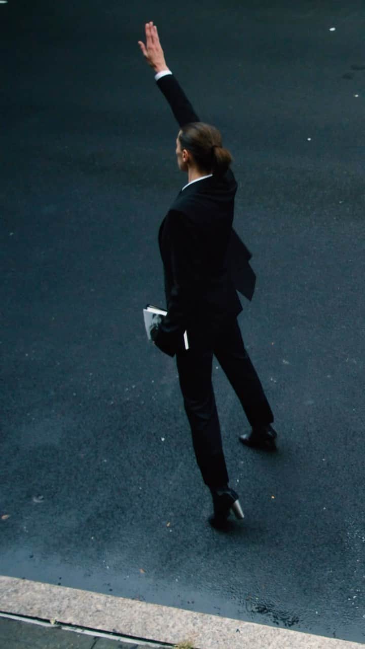 ヘルムート ラングのインスタグラム：「HELMUT LANG SPRING/SUMMER 2024 FRIDAY, SEPTEMBER 8, 2023 2:00 PM EST NEW YORK, N.Y.   TUNE IN LIVE TO WATCH PETER DO’S DEBUT COLLECTION FOR HELMUT LANG WWW.HELMUTLANG.COM  #HLSS24」