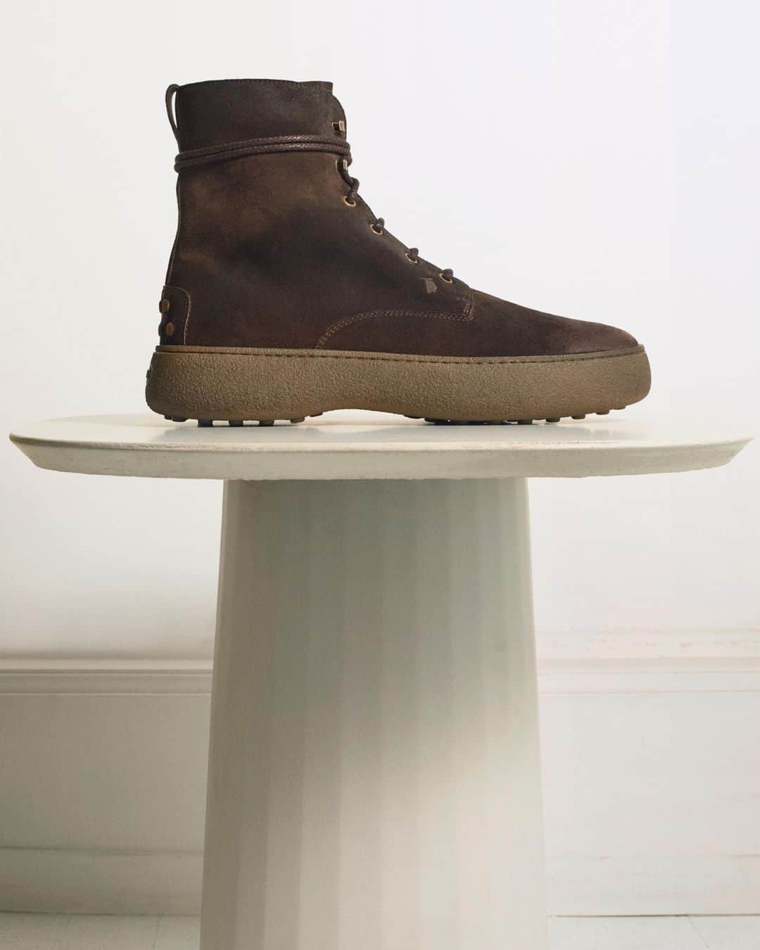 トッズさんのインスタグラム写真 - (トッズInstagram)「Taking steps with the refined elegance of the iconic Tod’s W.G. ankle boots, as seen in the Tod’s Fall-Winter 2023/2024 adv campaign.  Tod's Creative Director: @WalterChiapponi  Photographers: @karimsadli, @simon171 Creative Direction: @KevinTekinel, @CharlesLevai  Stylist: @CharlotteColletCollet  #TodsFW23 #TodsWG #Tods」9月1日 22時00分 - tods