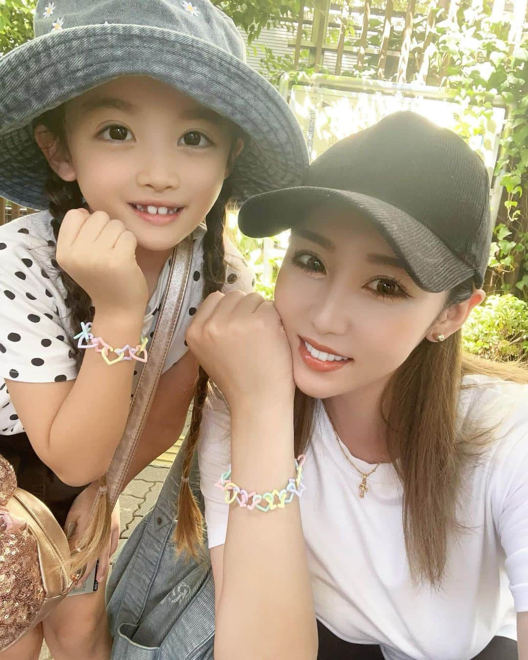 芹澤明日香のインスタグラム：「. 夏休み終わり始業式お疲れ様でした👧🏻 娘が作ってくれたブレスレットお揃いでつけて お買い物デートしてきたよ🩵 可愛いねぇって喜んでたしママも嬉しかったよ☺️ ありがとう🥰  #仲良し親子 #女の子ママ #お揃い  #ありがとう」